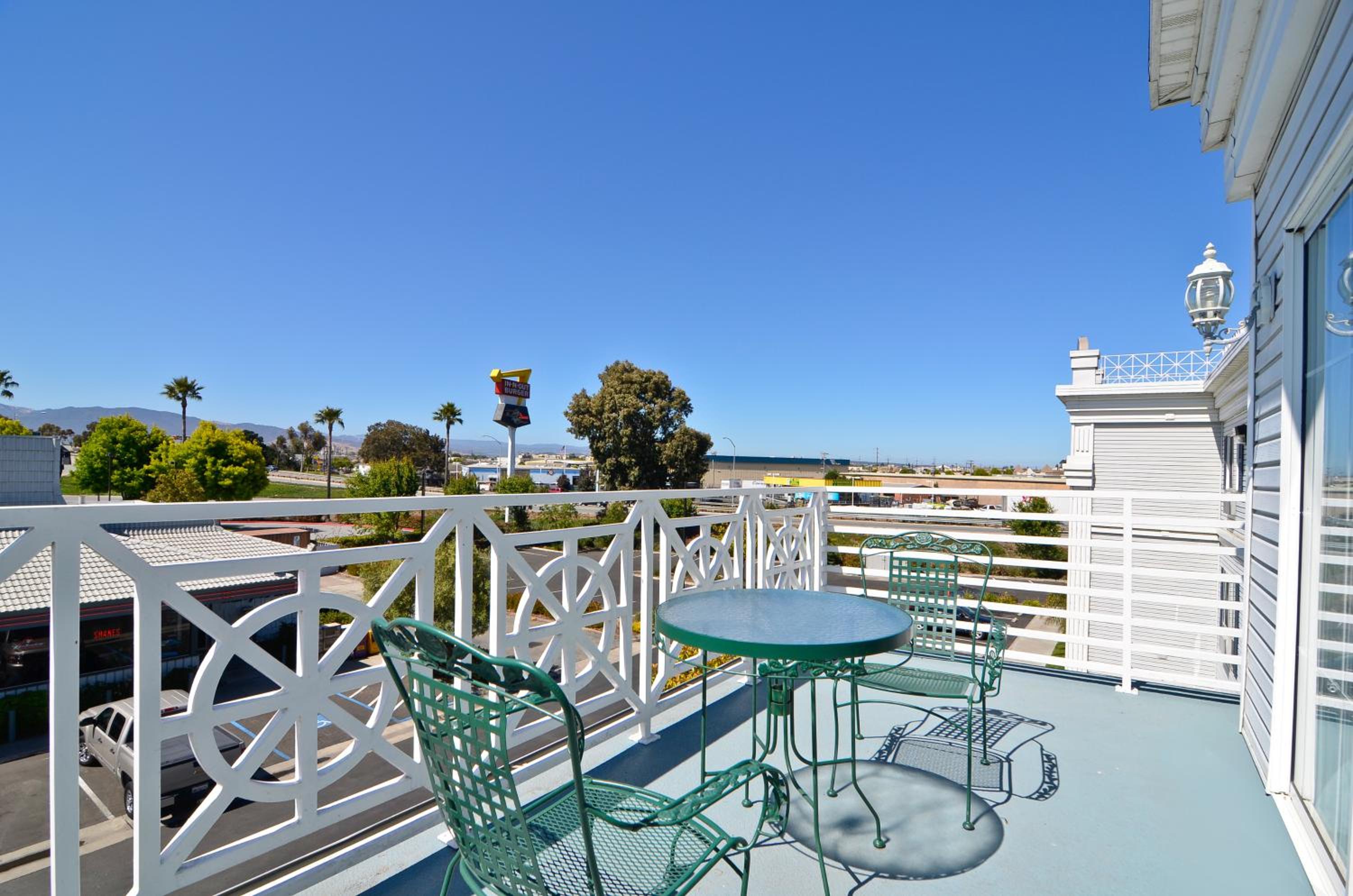 Large King Room with Living Area and Balcony - Non-Smoking - Photo 6
