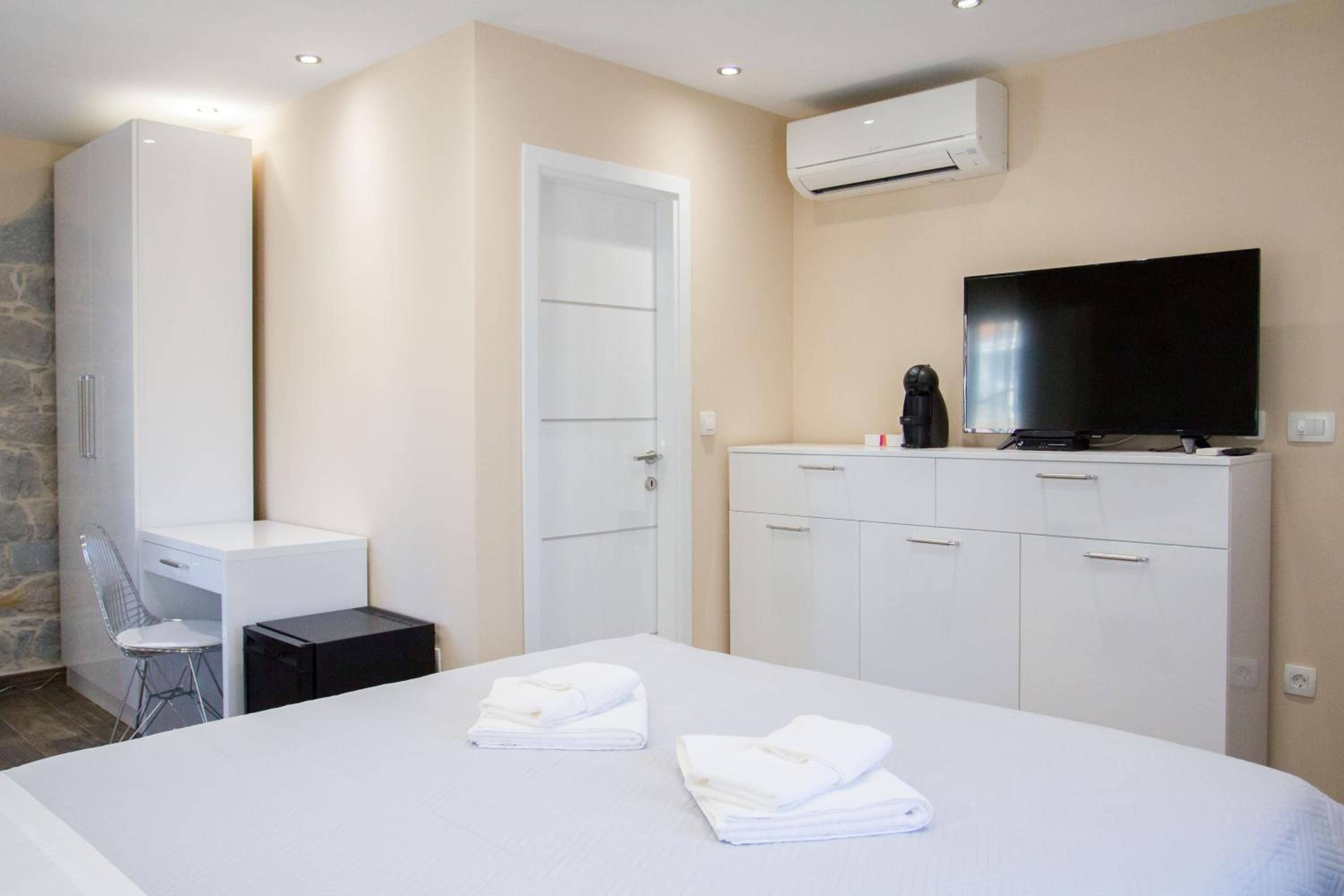 Superior King Room - Photo 26