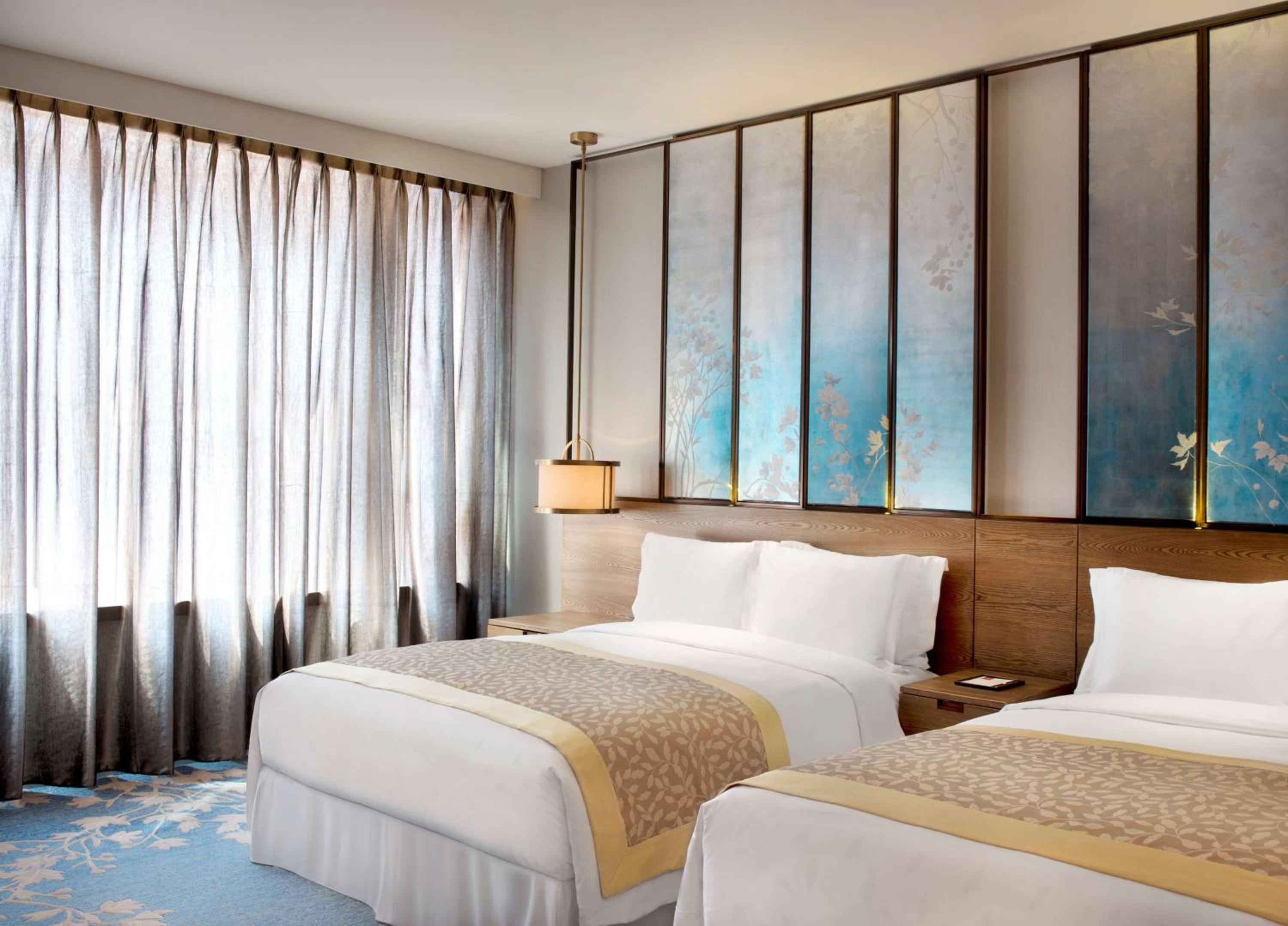 Premium Queen Room with Two Queen Beds thumbnail 6