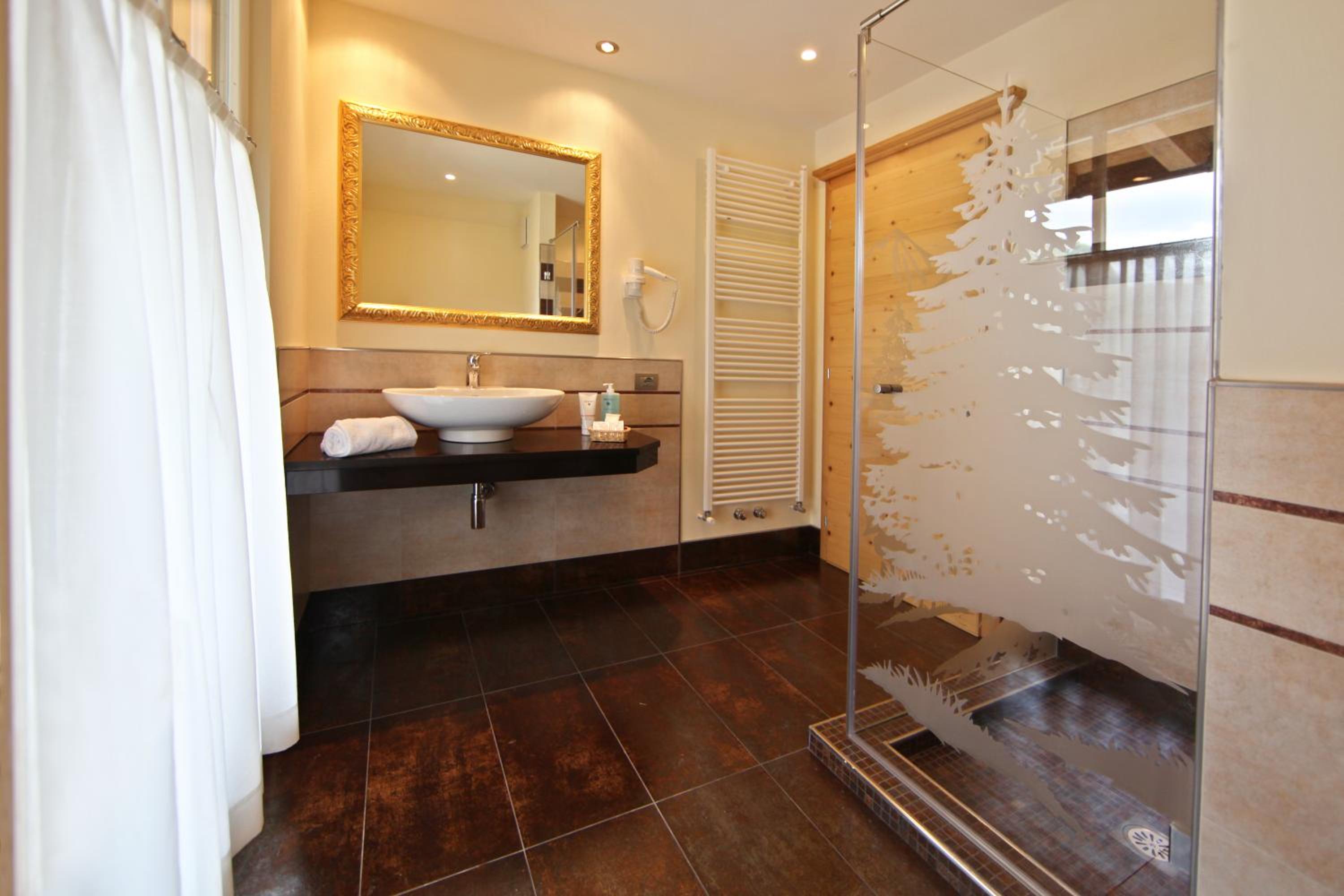 Deluxe Suite with Spa Bath photo 3