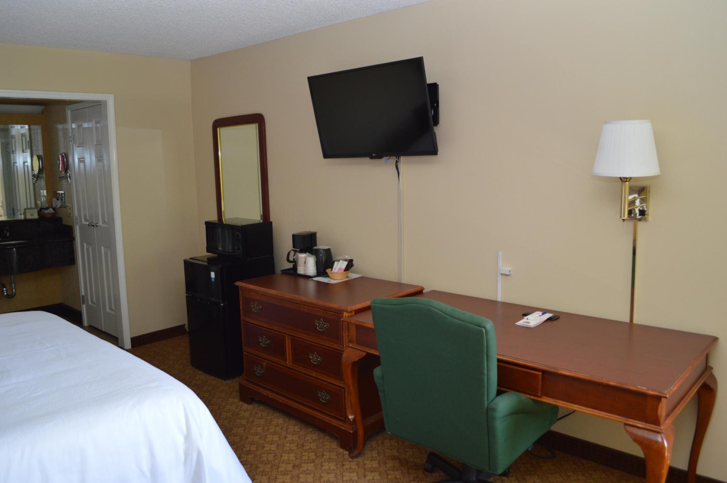 King Room - Non-Smoking - Photo 2
