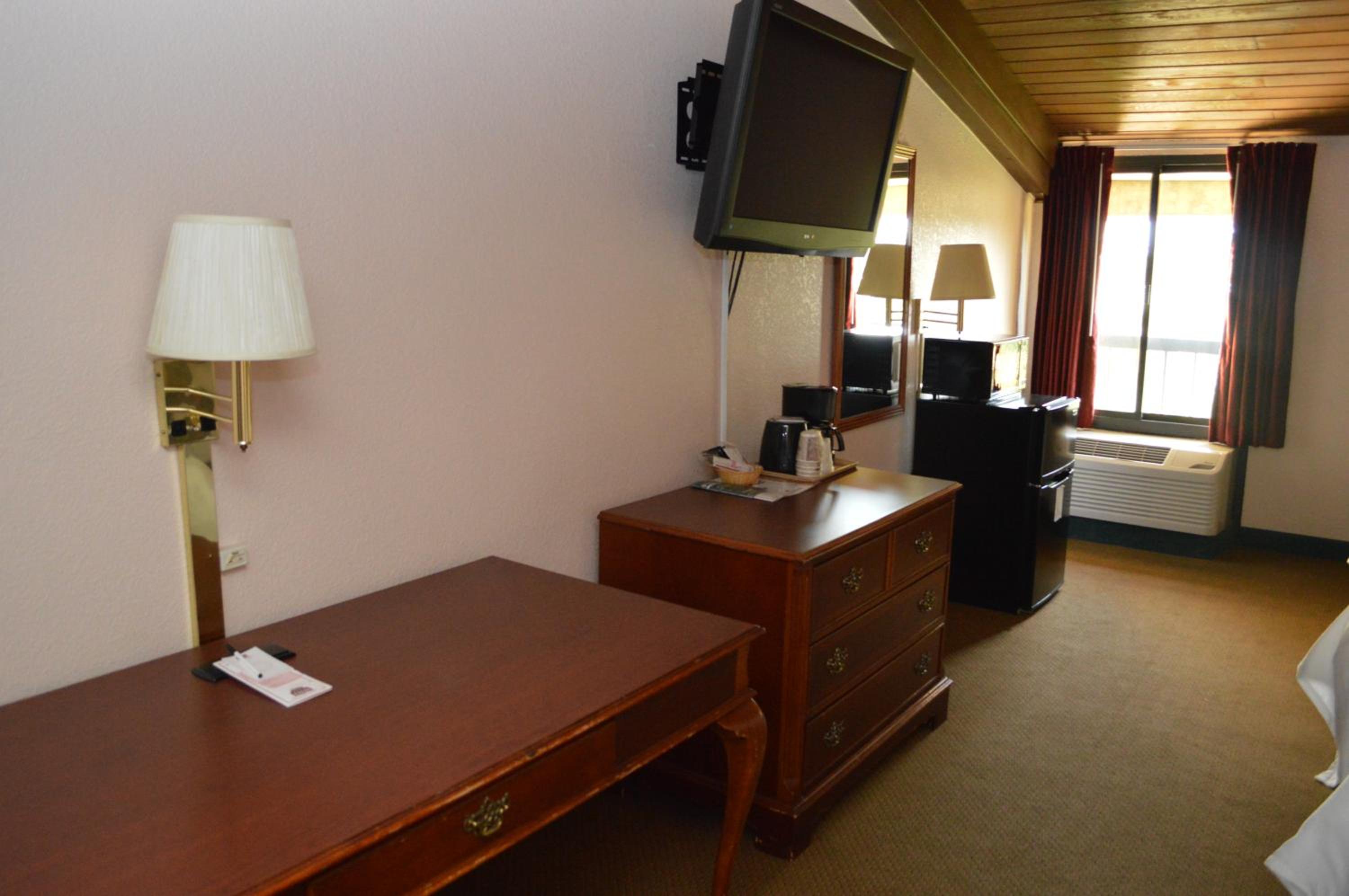 Executive Room with Two Queen Beds - Non-Smoking - Photo 4