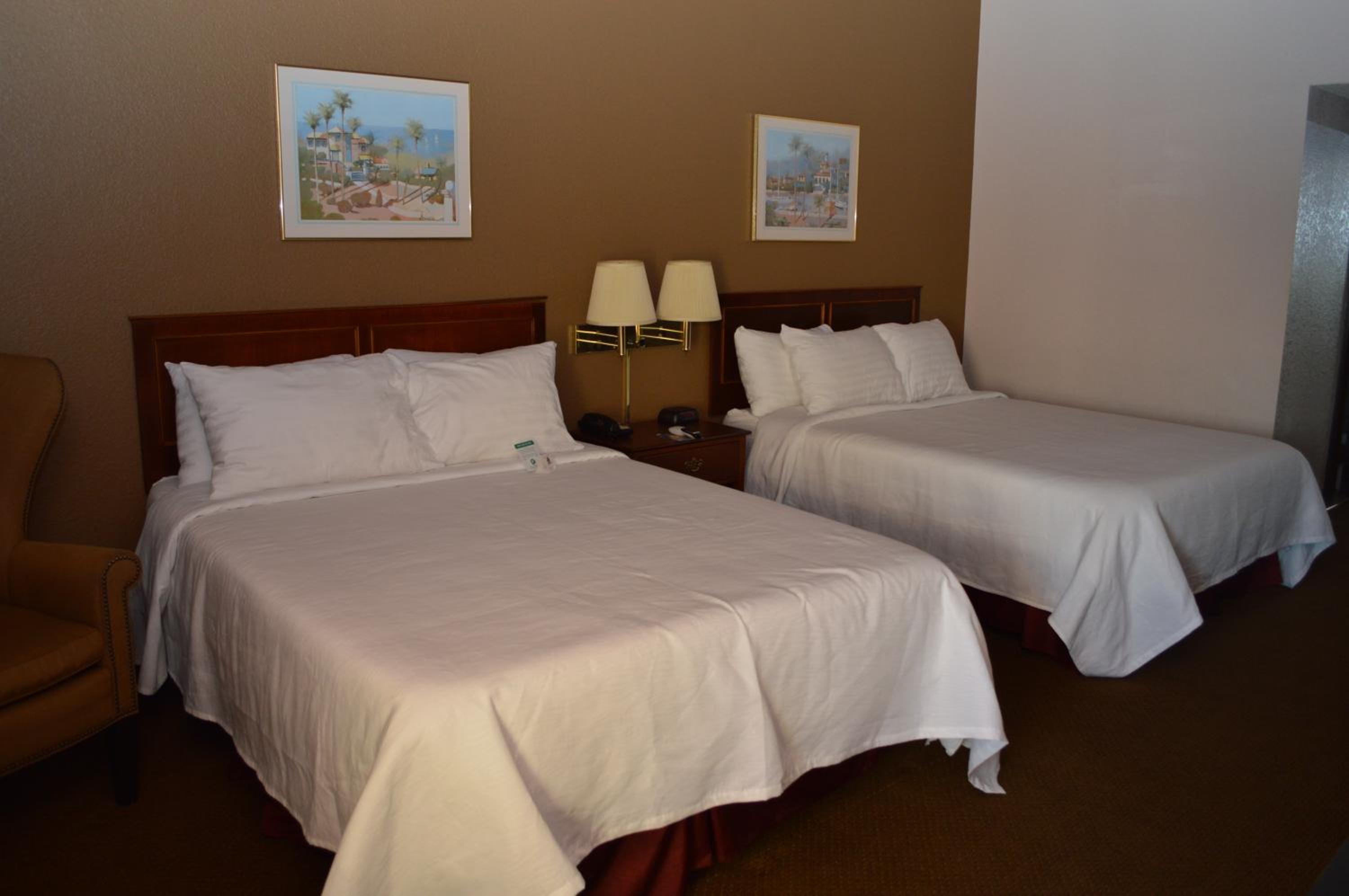 Executive Room with Two Queen Beds - Non-Smoking - Photo 3