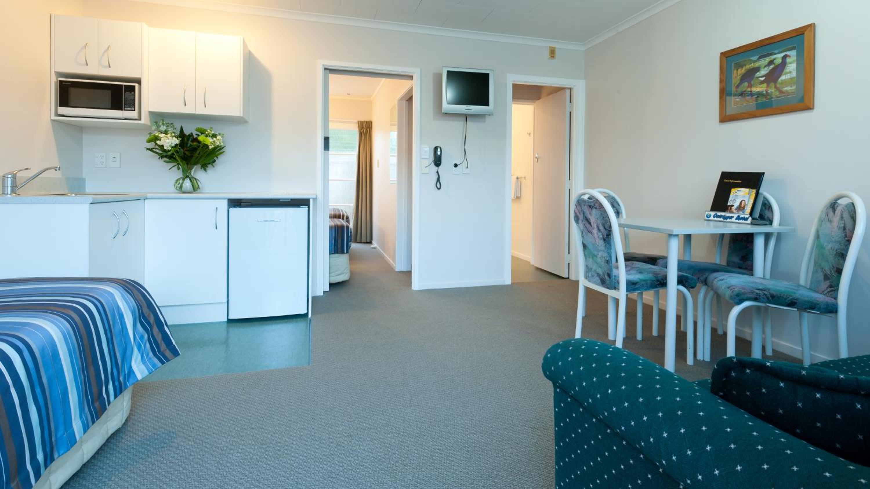 Small One-Bedroom Apartment photo 3