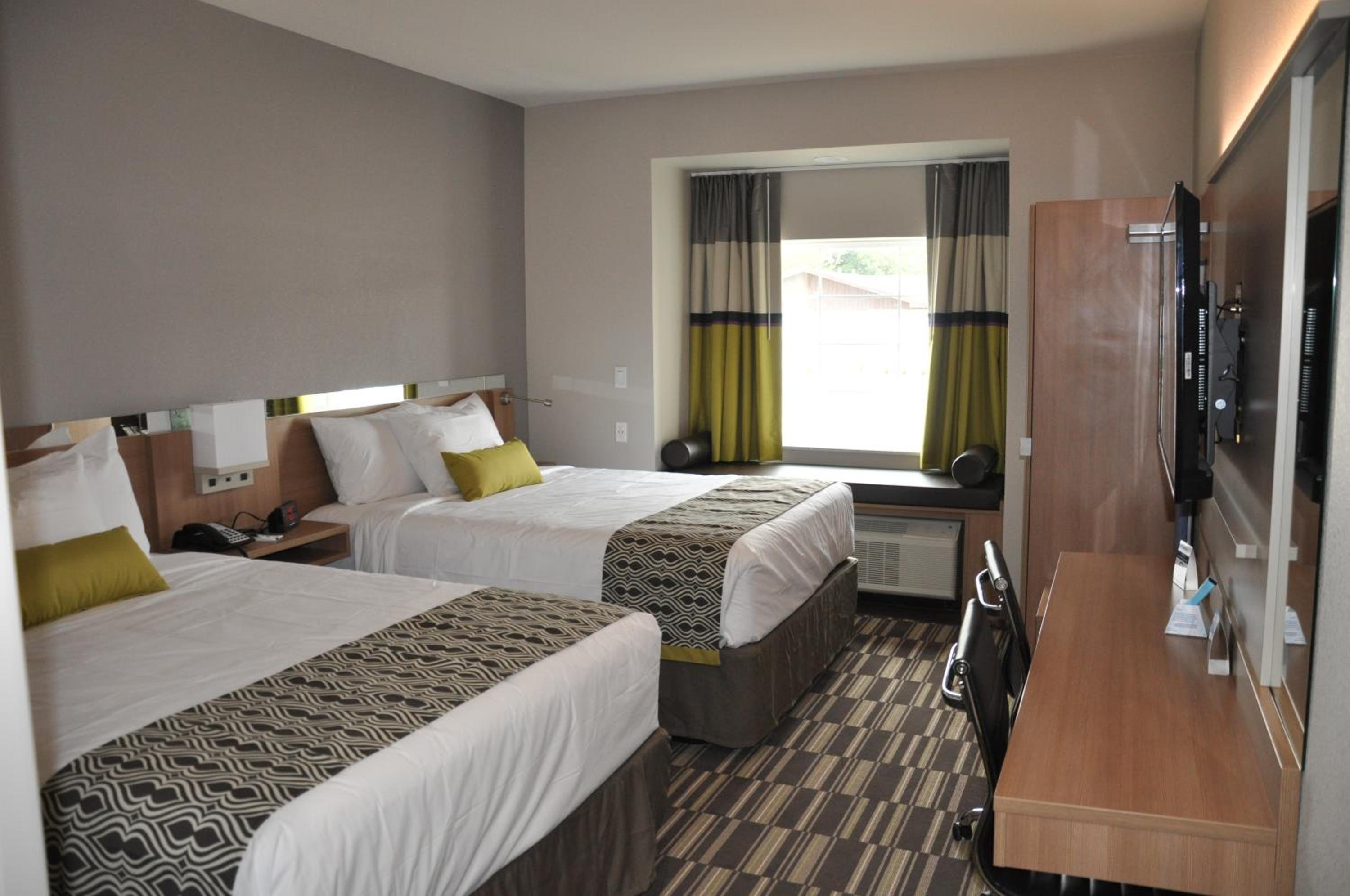 Queen Room with Two Queen Beds and Roll-In Shower - Mobility/Hearing Accessible - Non-Smoking photo 3