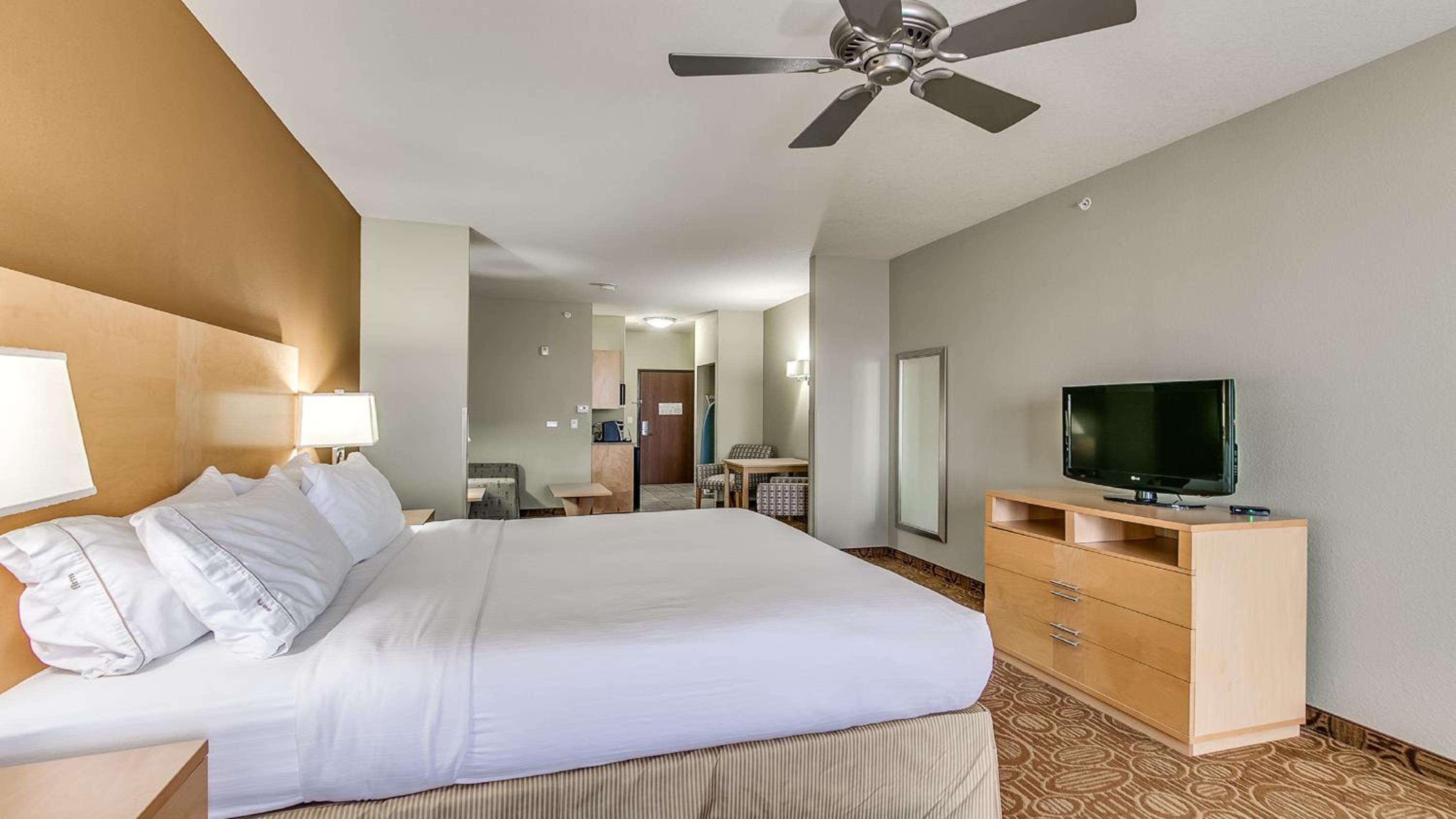 Standard King Room with Sofa Bed - Photo 1
