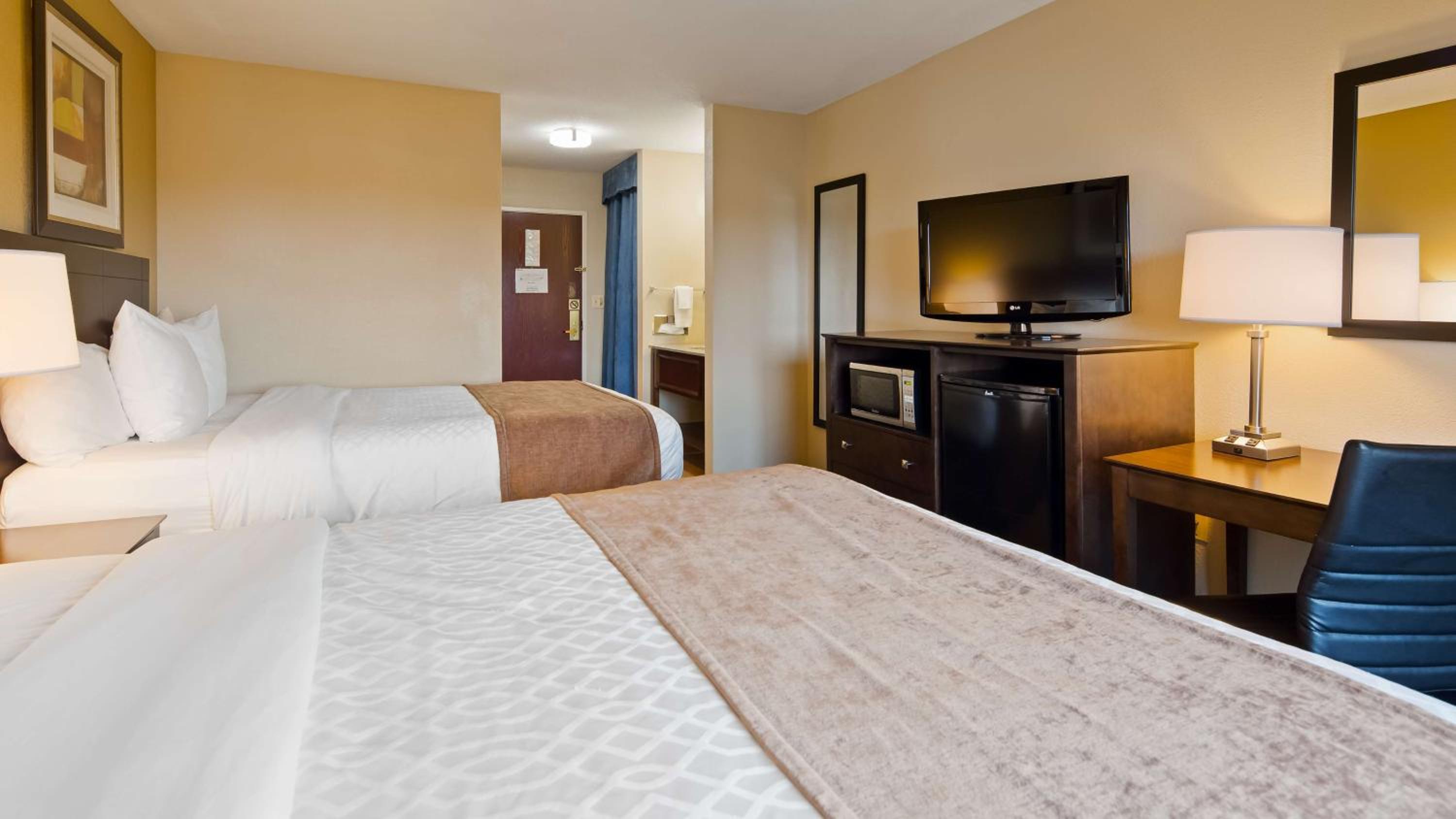 Queen Room with Two Queen Beds - River View - Photo 5