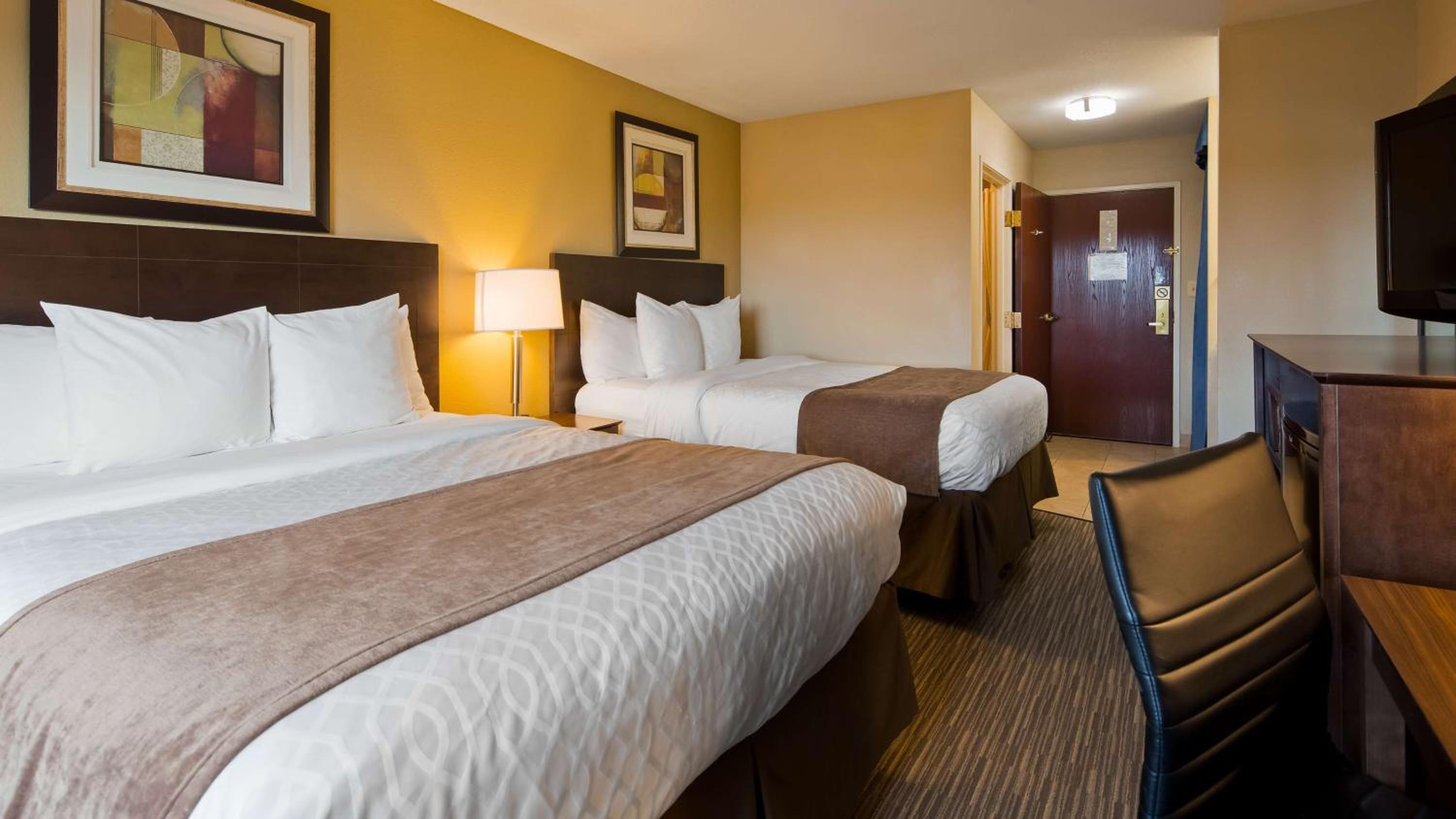 Queen Room with Two Queen Beds - River View - Photo 4