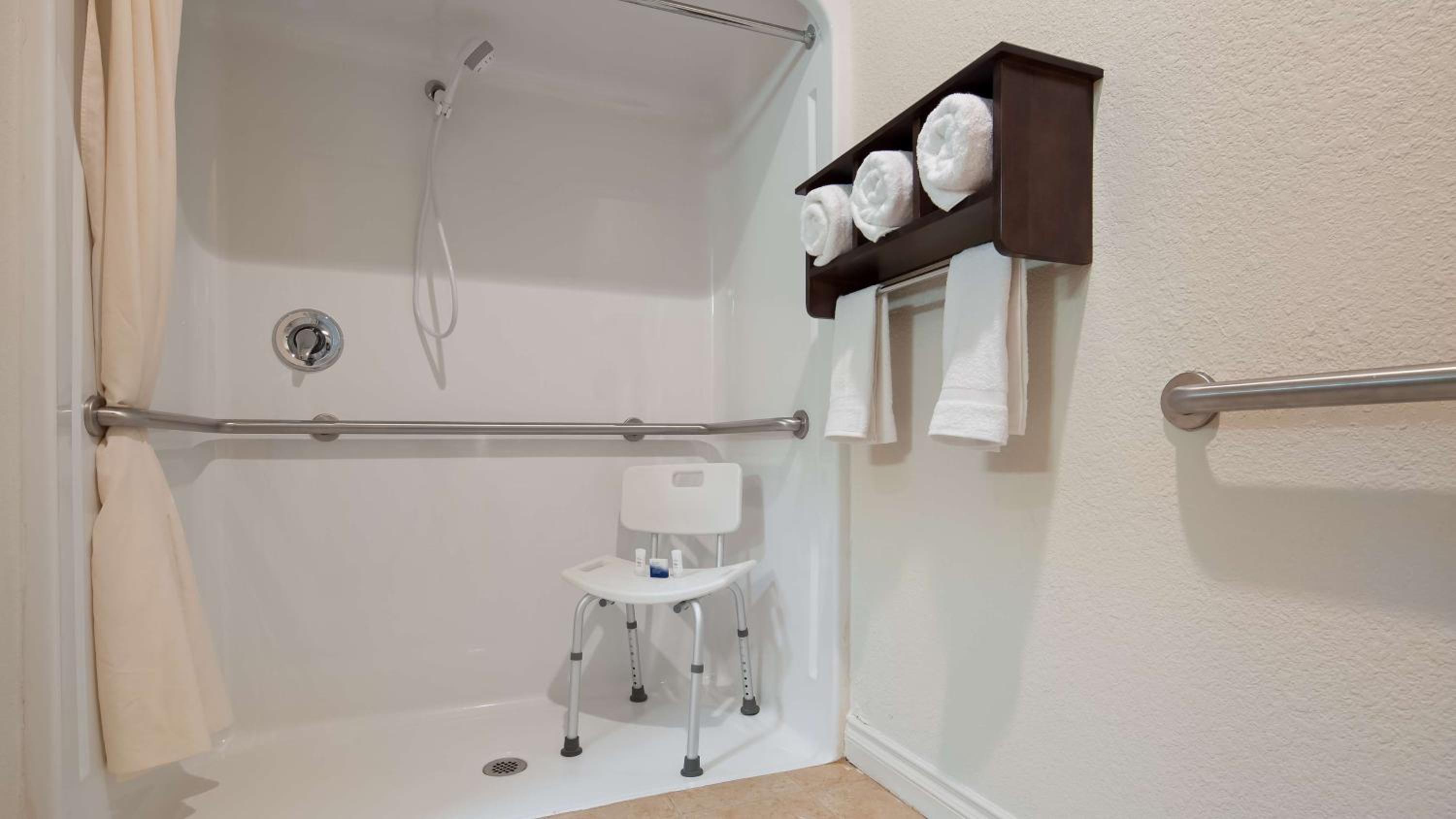 King Room with Roll-In Shower - Disability Access - Photo 3