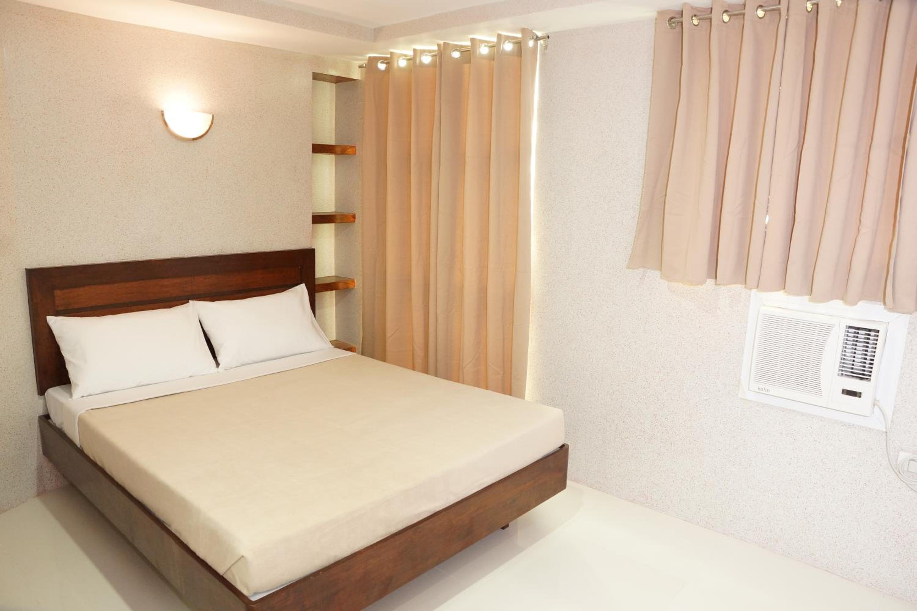 Premier Queen Room