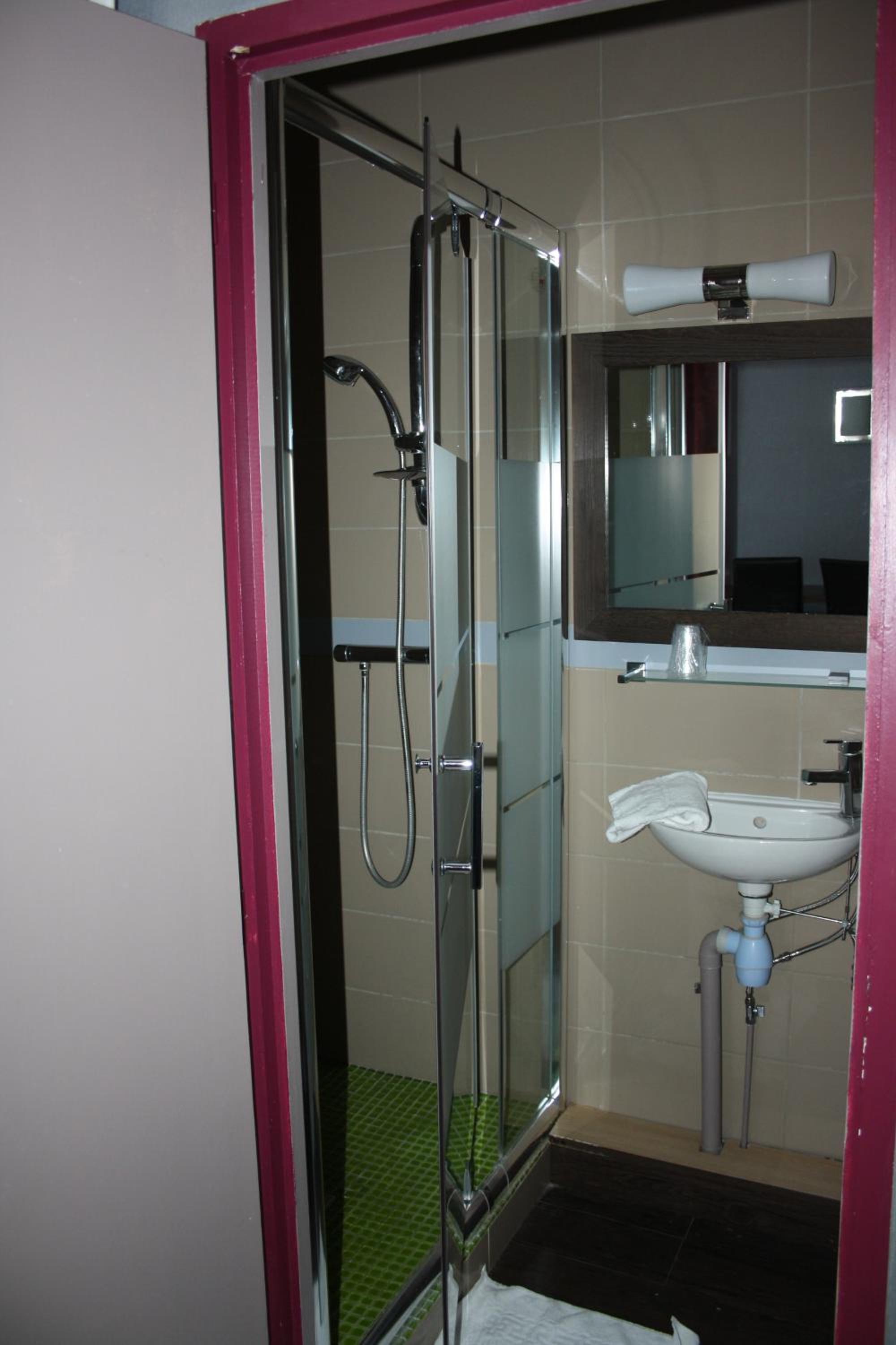 Twin Room - Photo 5