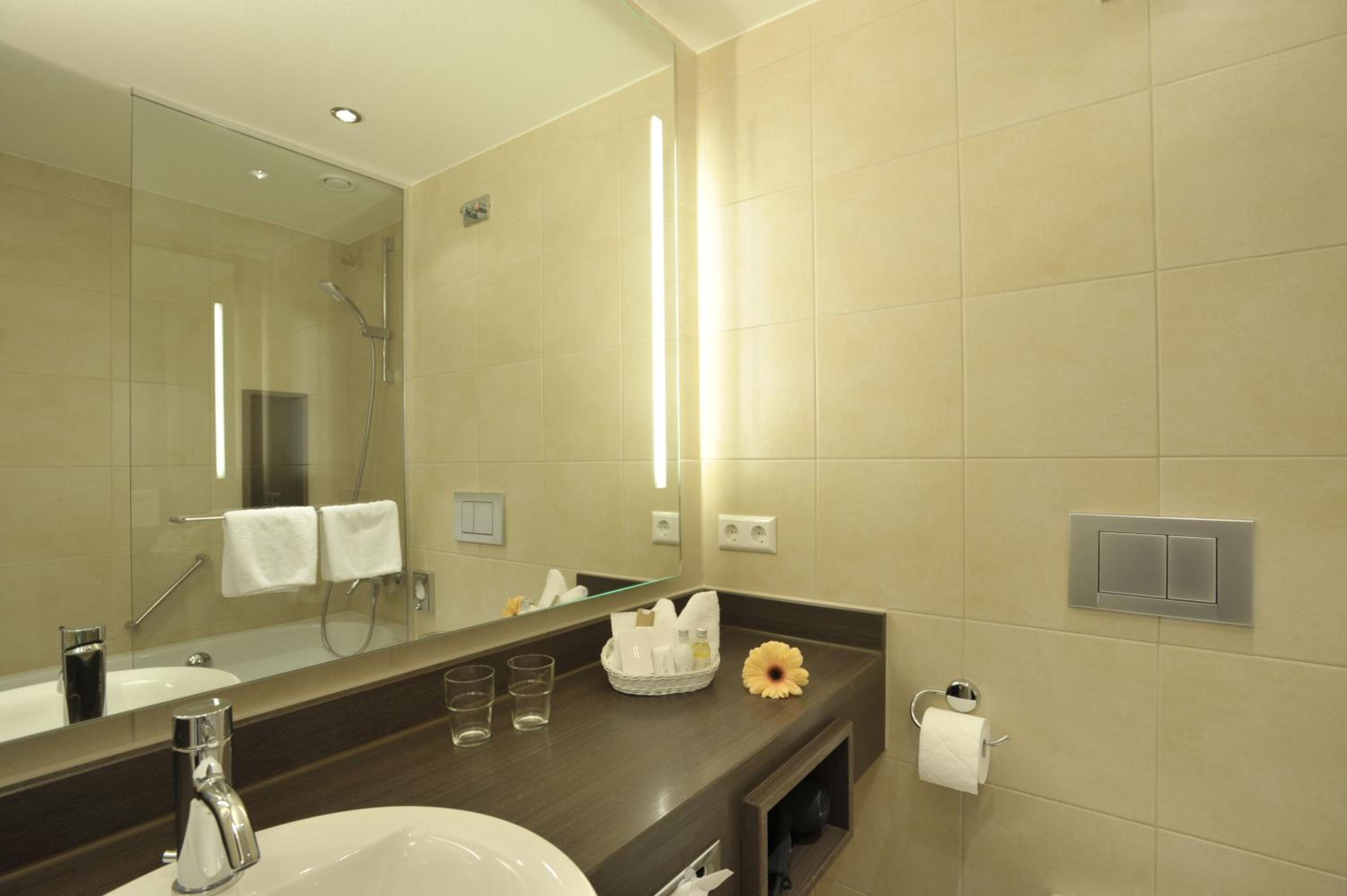 Double Room with City View - Photo 10