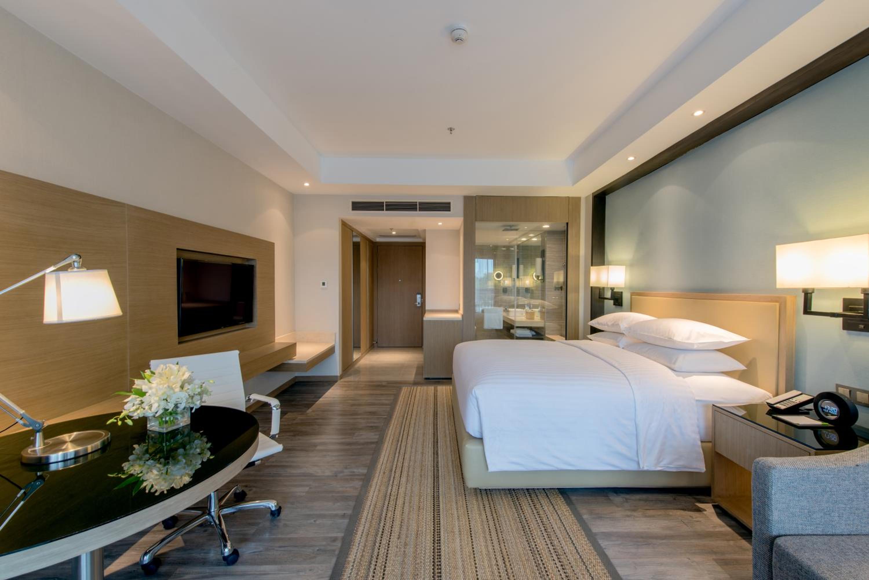 Deluxe Pool View Room, Guest room, 1 King, Balcony photo 2