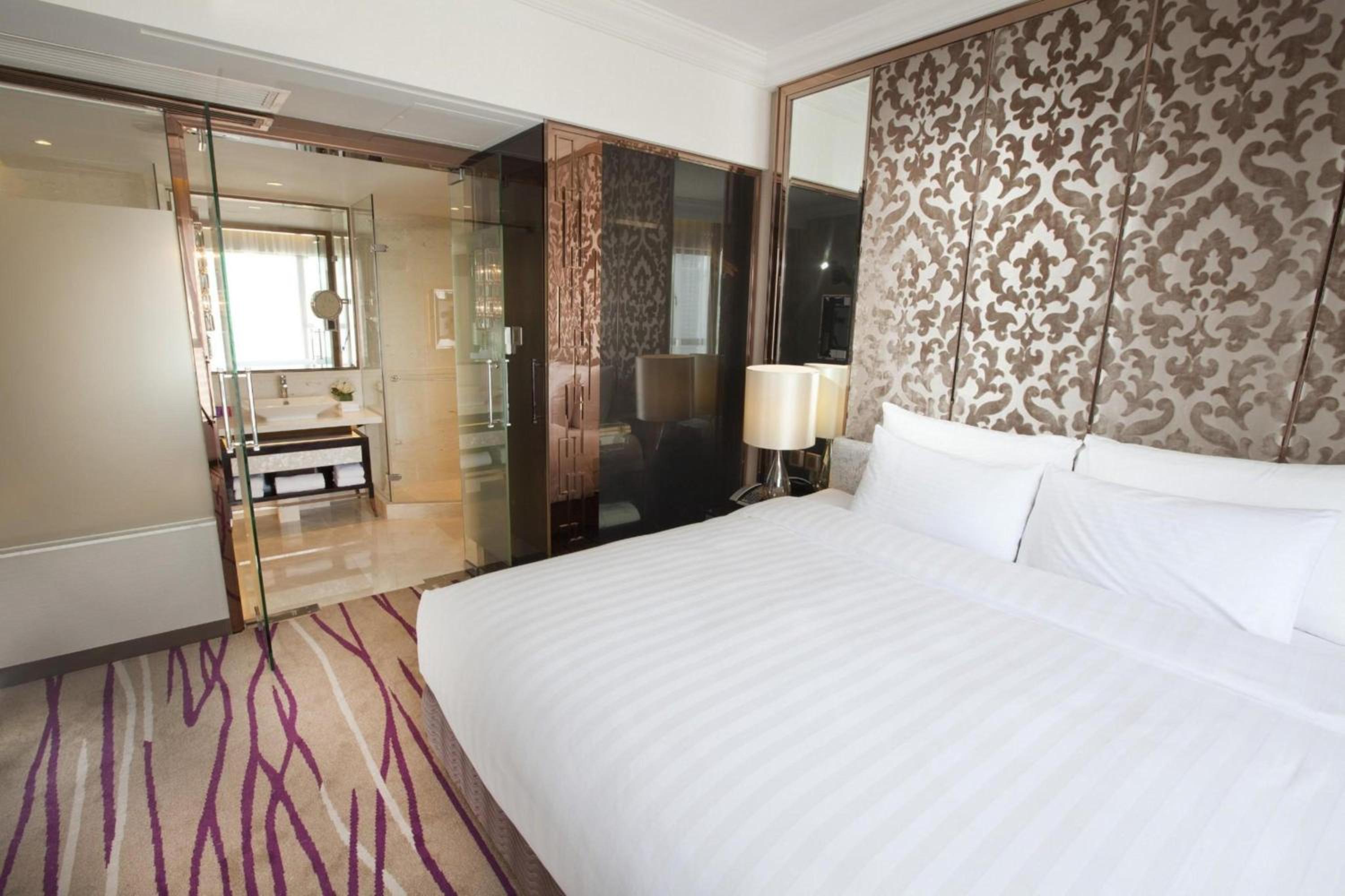 Executive Queen or Twin Suite with Race Course View