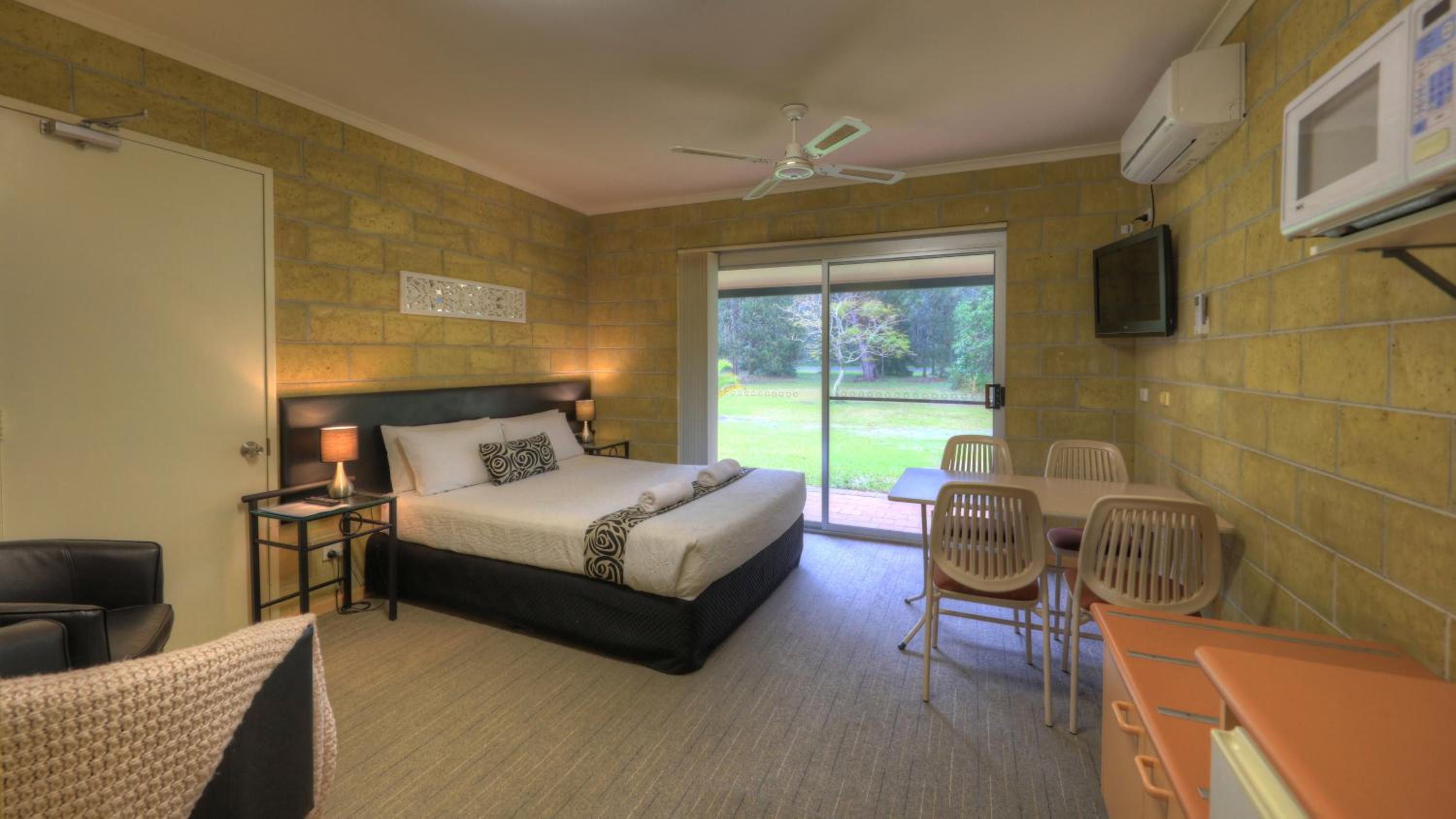 Queen Room - Disability Access - Photo 1