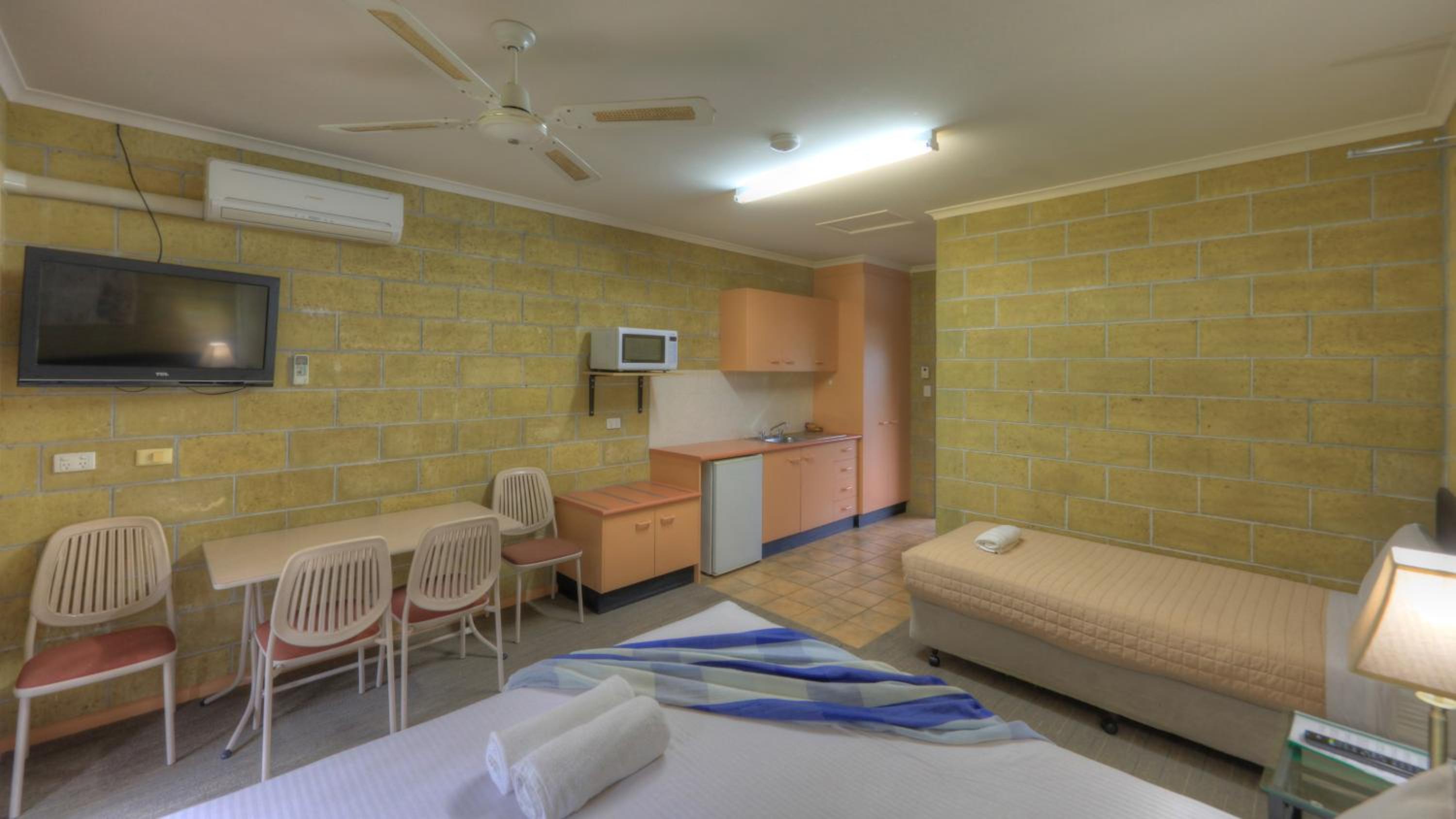 Deluxe King Room - Photo 4