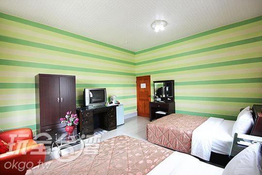 Standard Queen Room with Two Queen Beds photo 3
