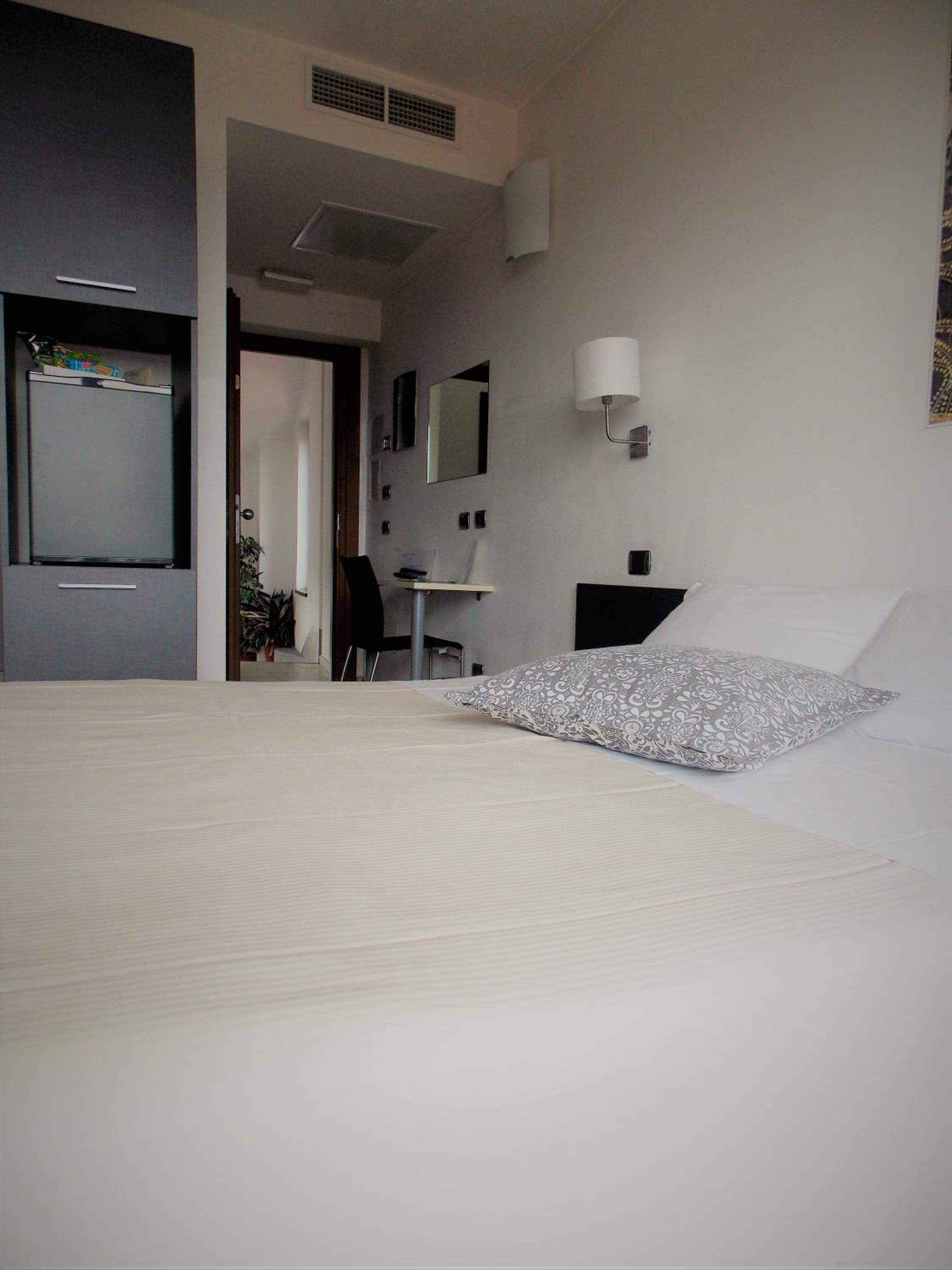 Double or Twin Room with Lake View - Photo 17