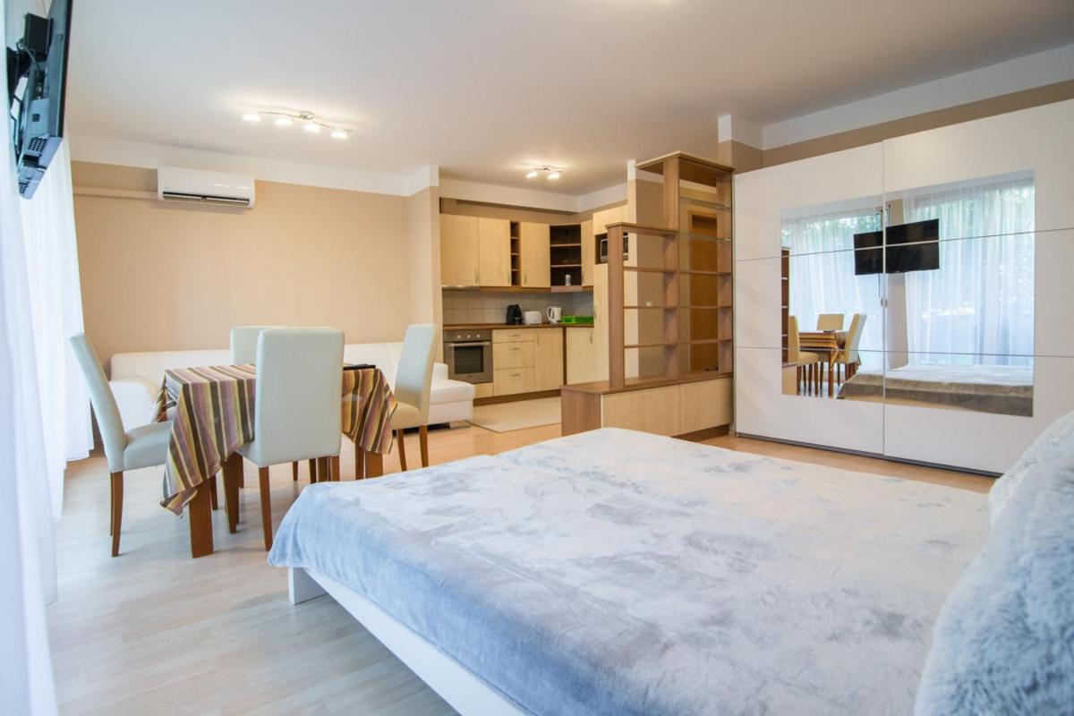 Apartment with Terrace - Photo 11