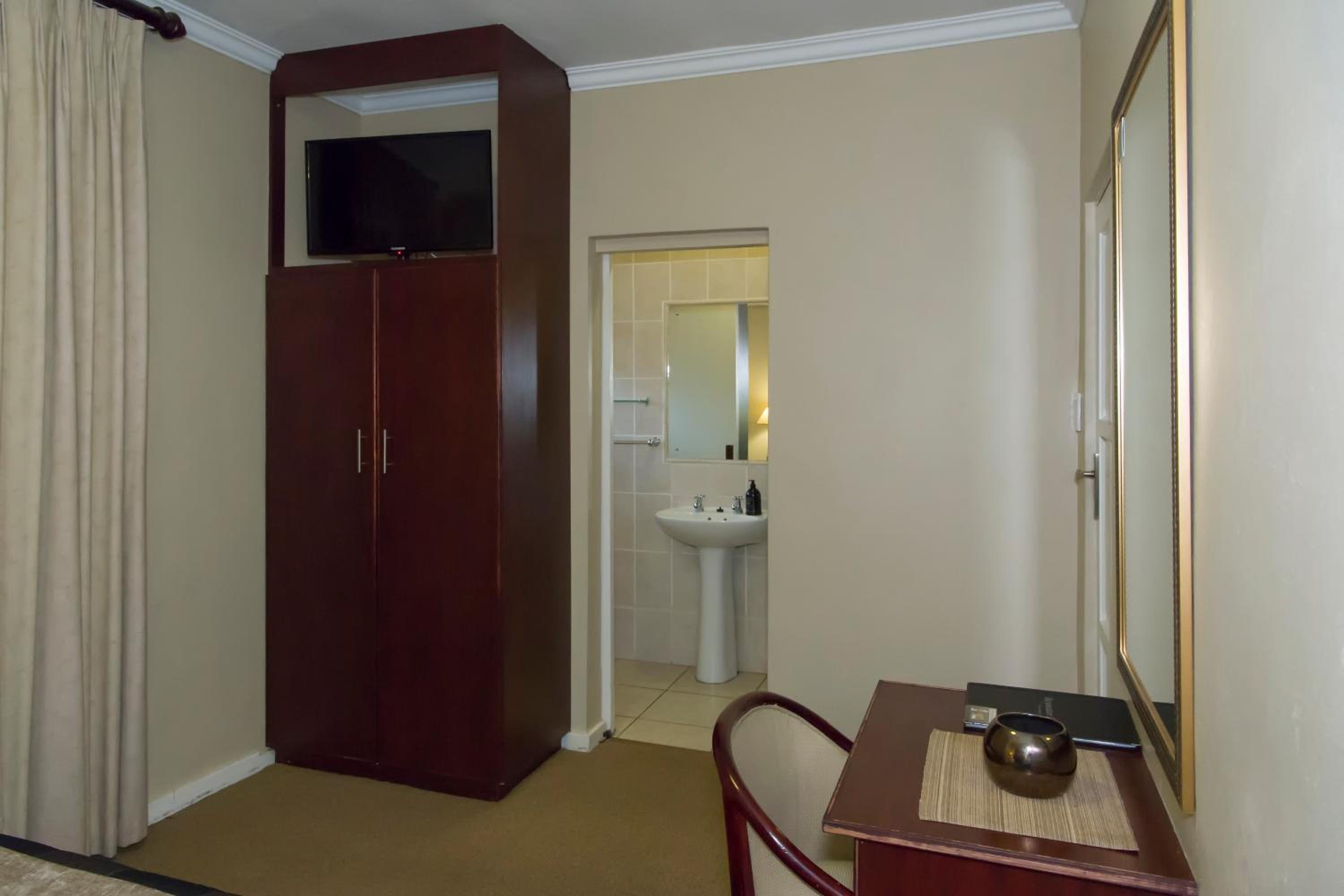 Double Room - First Floor Room 6 photo 3