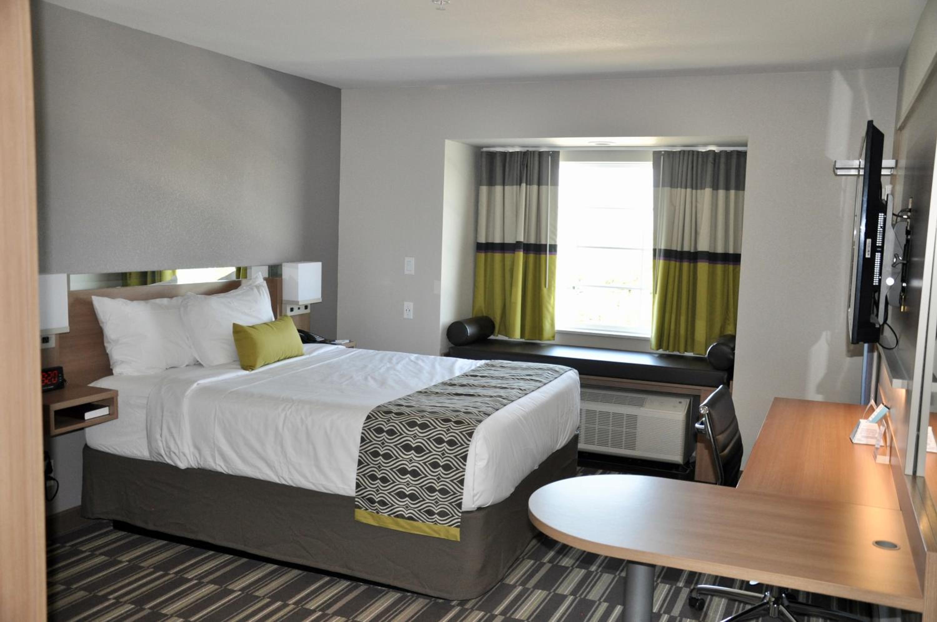 Queen Room photo 2