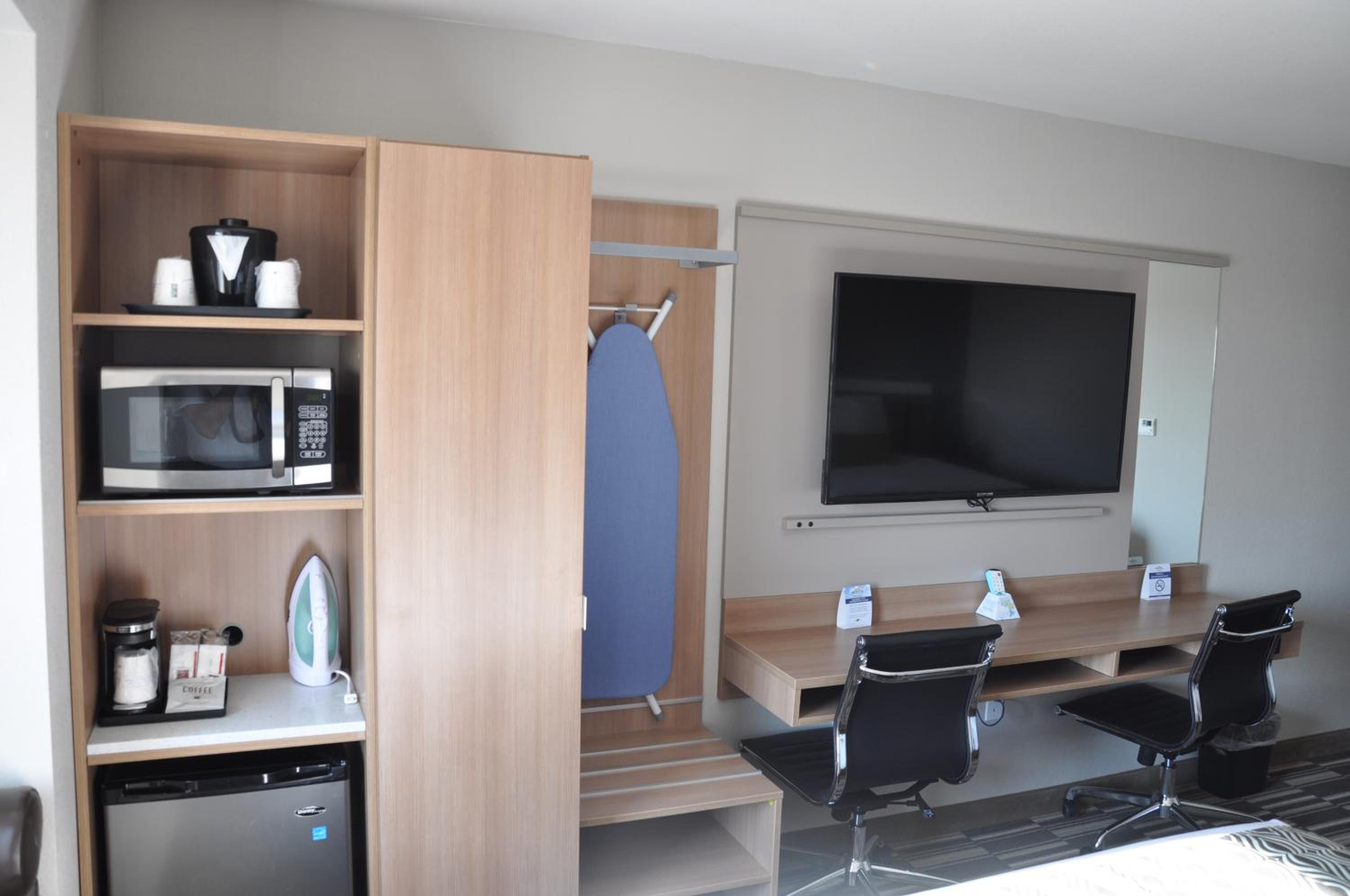 Queen Room with Two Queen Beds photo 1