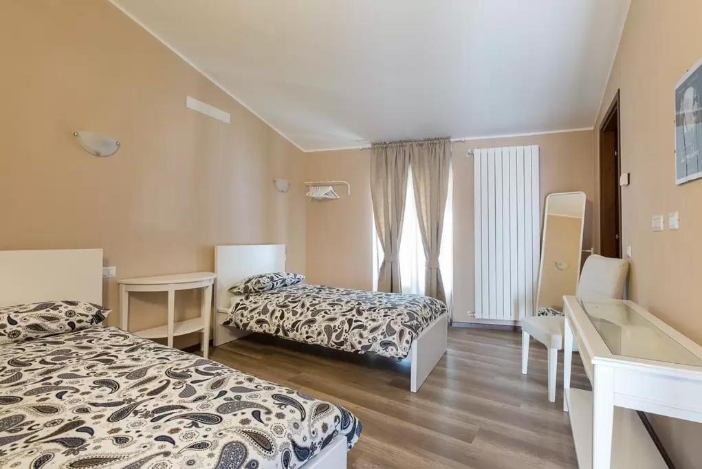 Twin Room with Bathroom photo 2