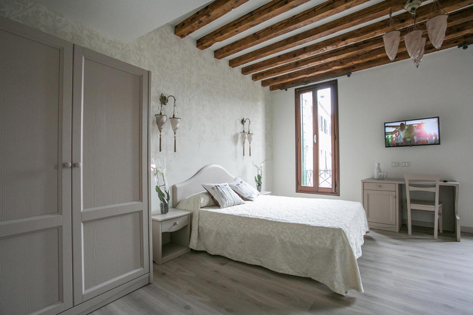 Triple Room With City View And Private Bathroom