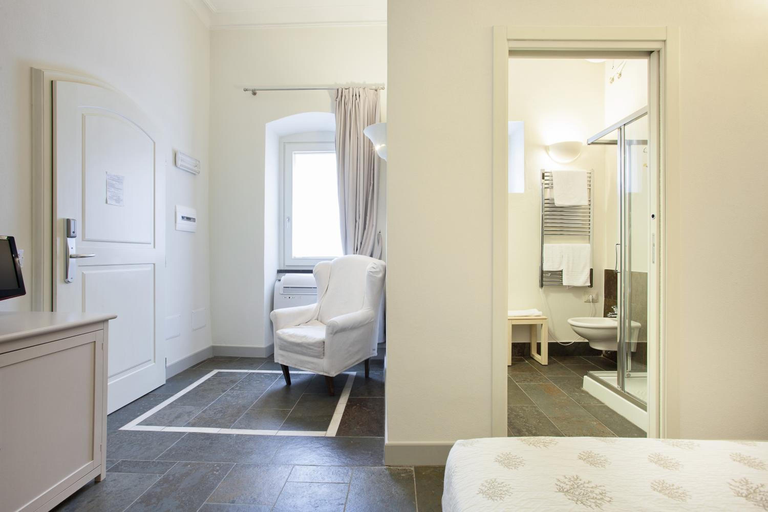 Budget Double Room - Photo 8