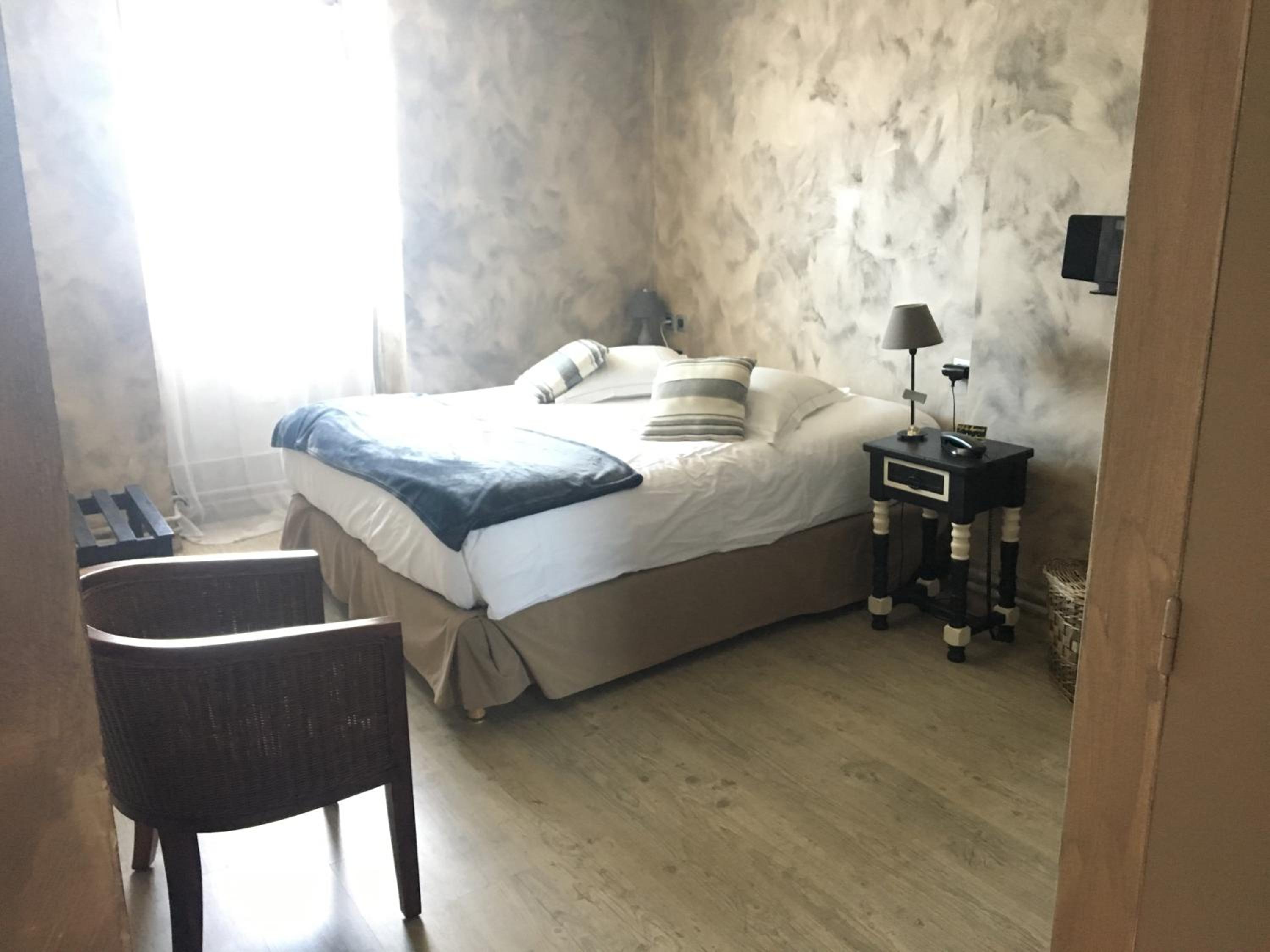 Standard Double Room with Shower - Photo 3