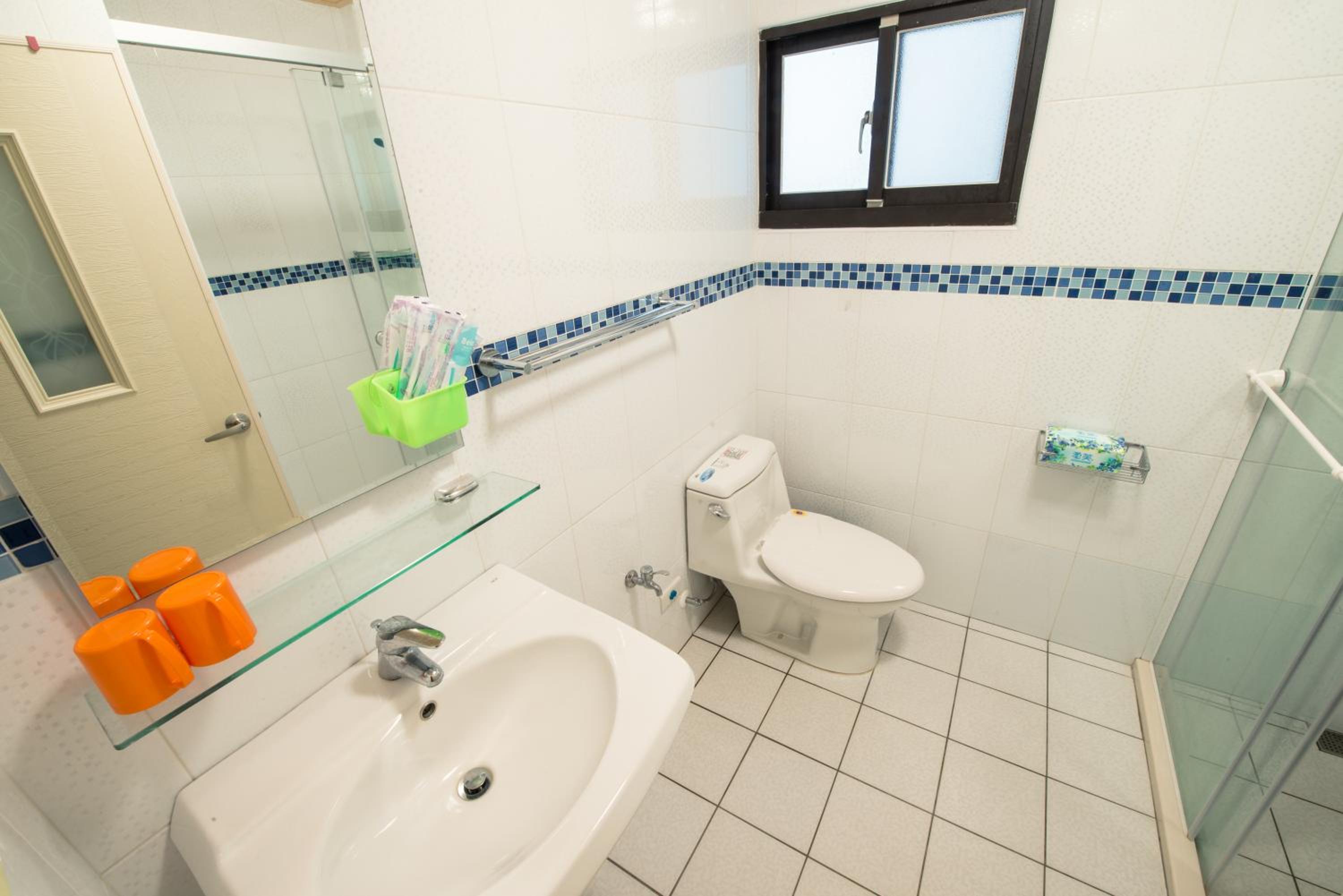 Family Room with Shared Bathroom photo 1