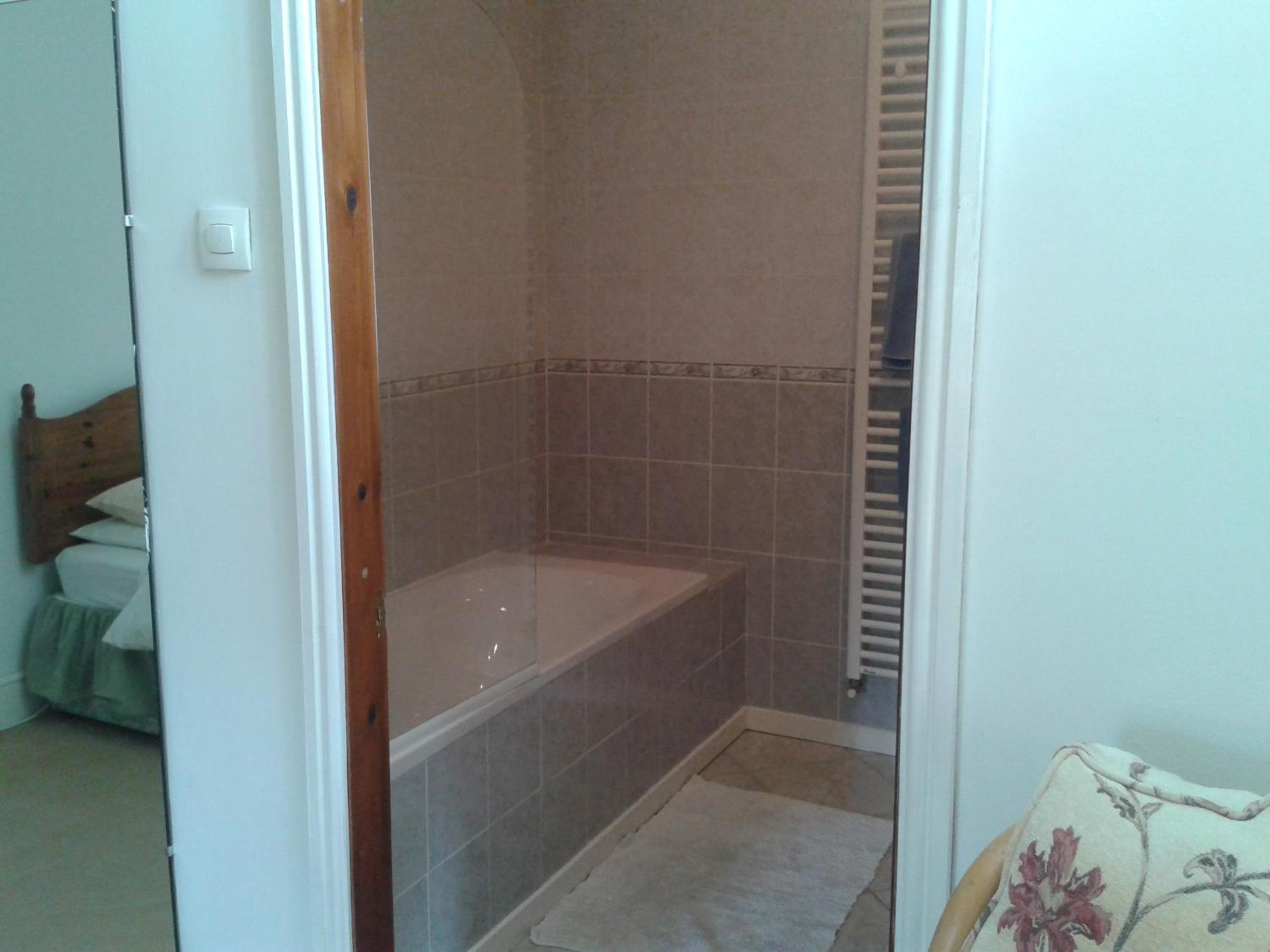 Large Twin Room with Private Bathroom photo 1