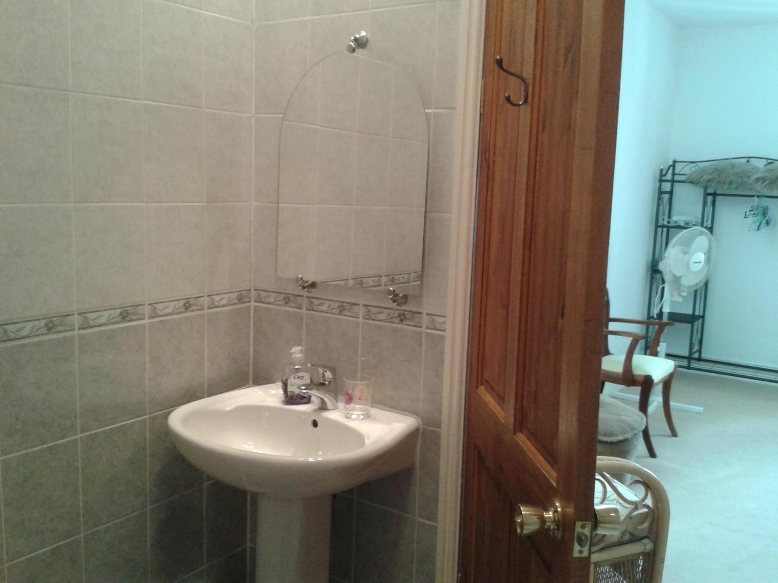 Large Twin Room with Private Bathroom photo 3