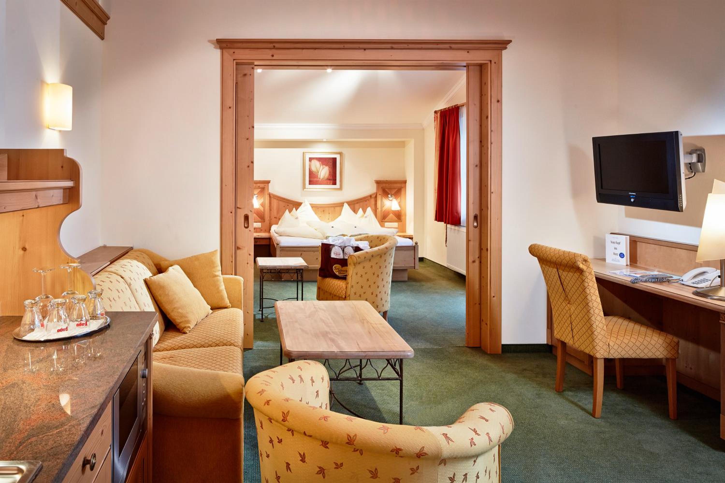 Deluxe Family Suite with Shower and Bathroom - Photo 4