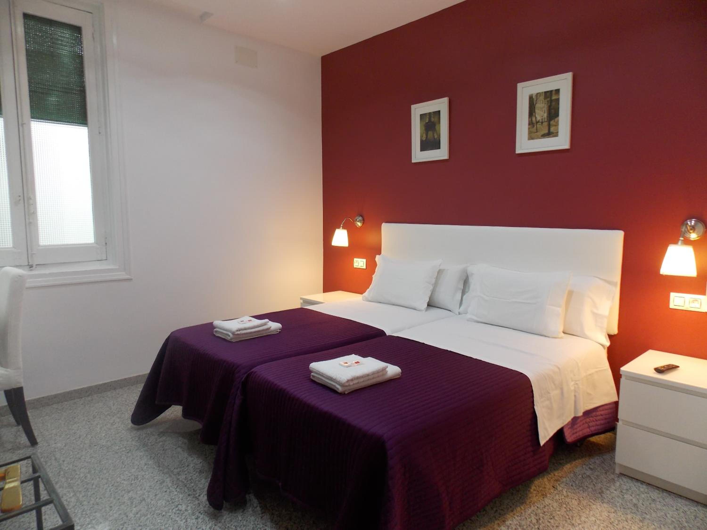 Twin Room with Private Bathroom photo 2