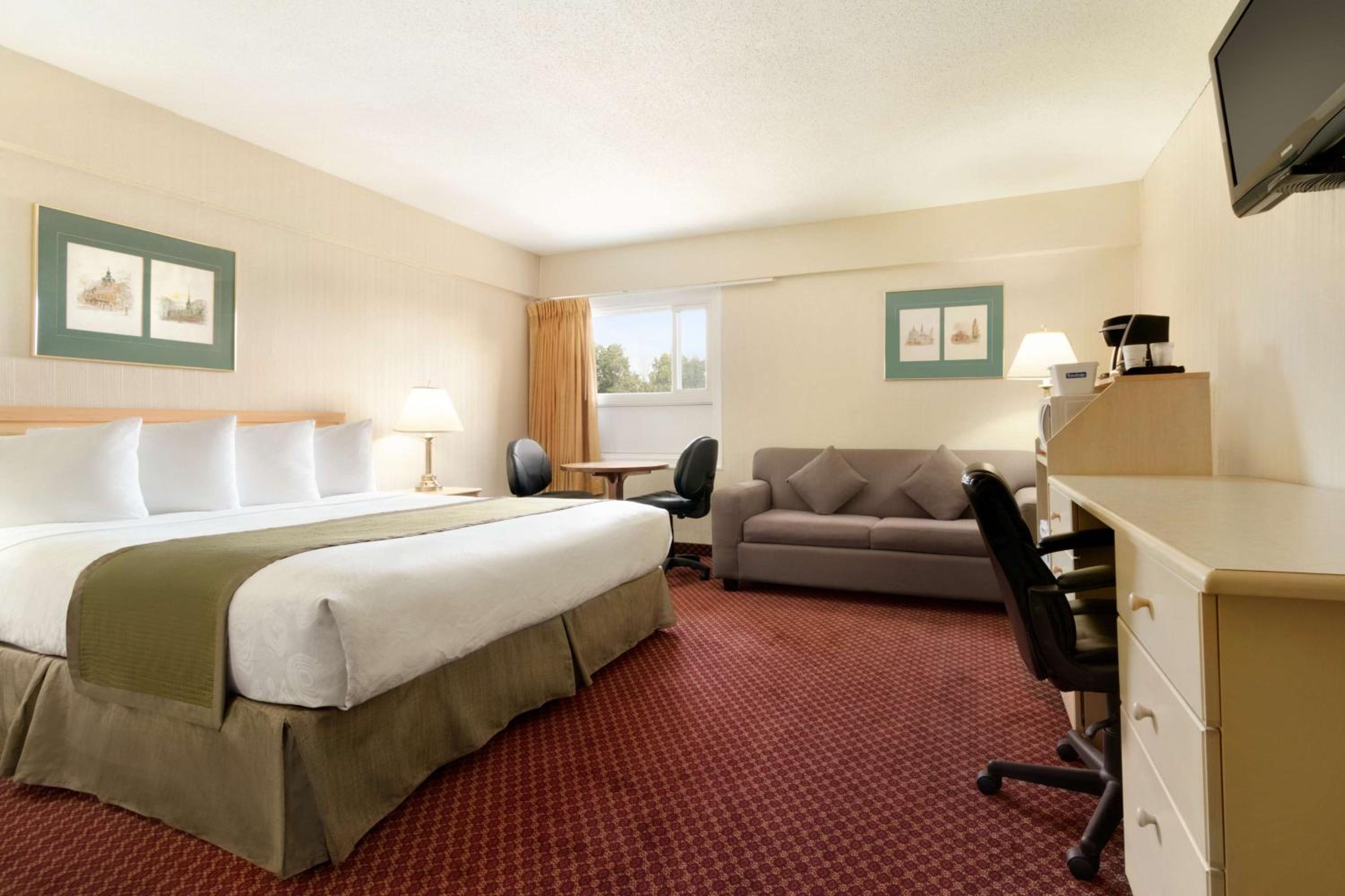 King Suite - Non-Smoking - Photo 1