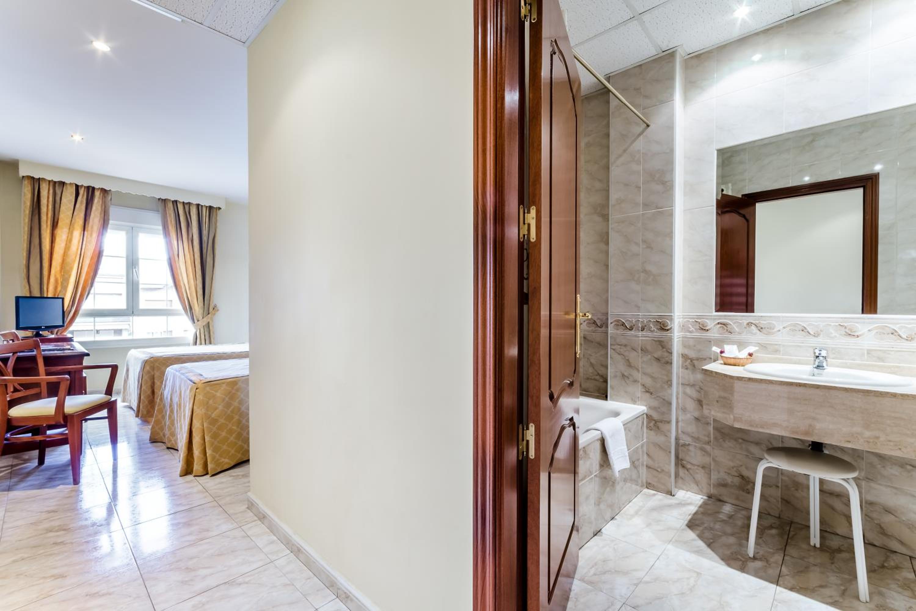 Double or Twin Room photo 3