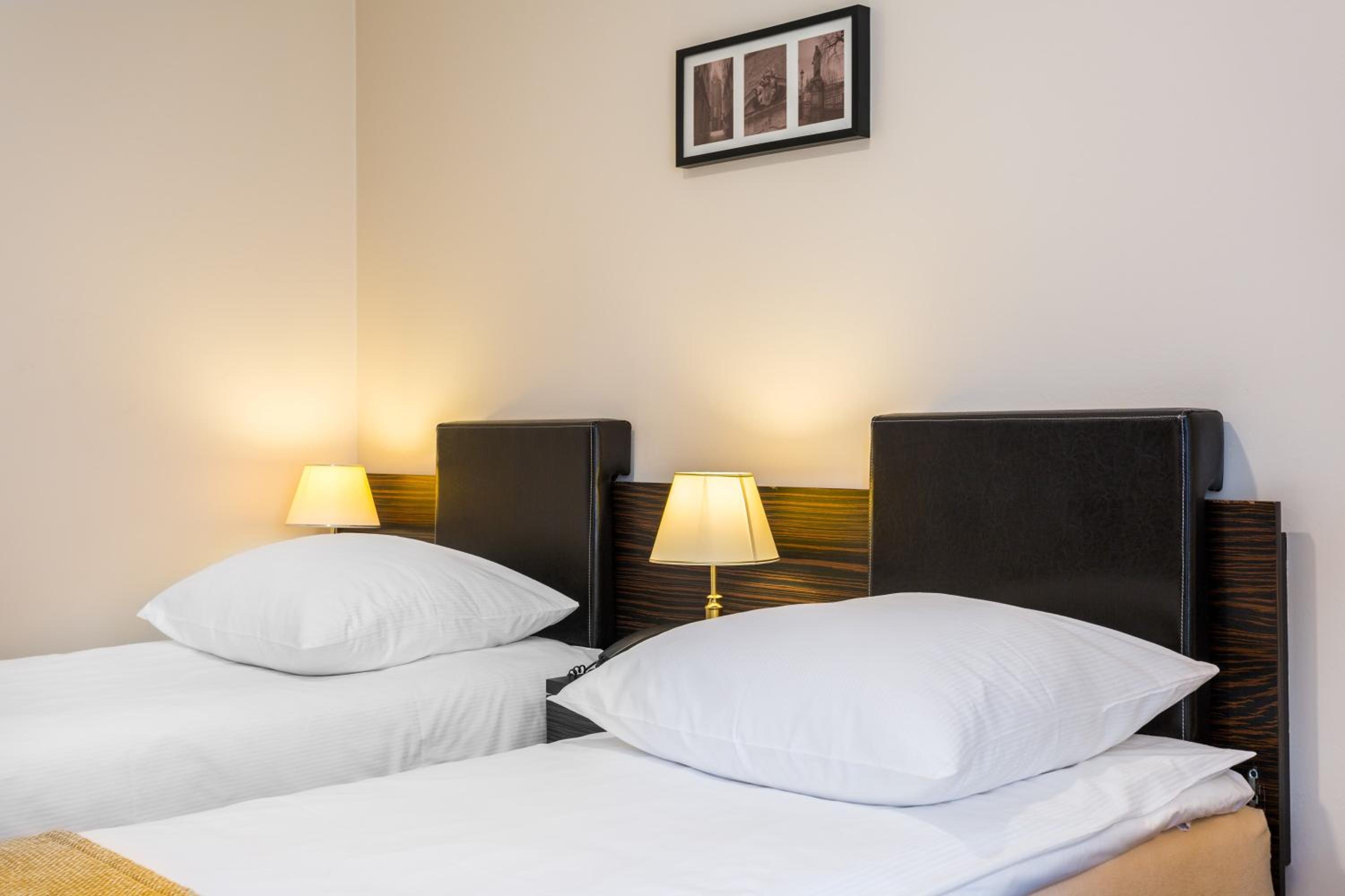 Standard Twin Room - Photo 3