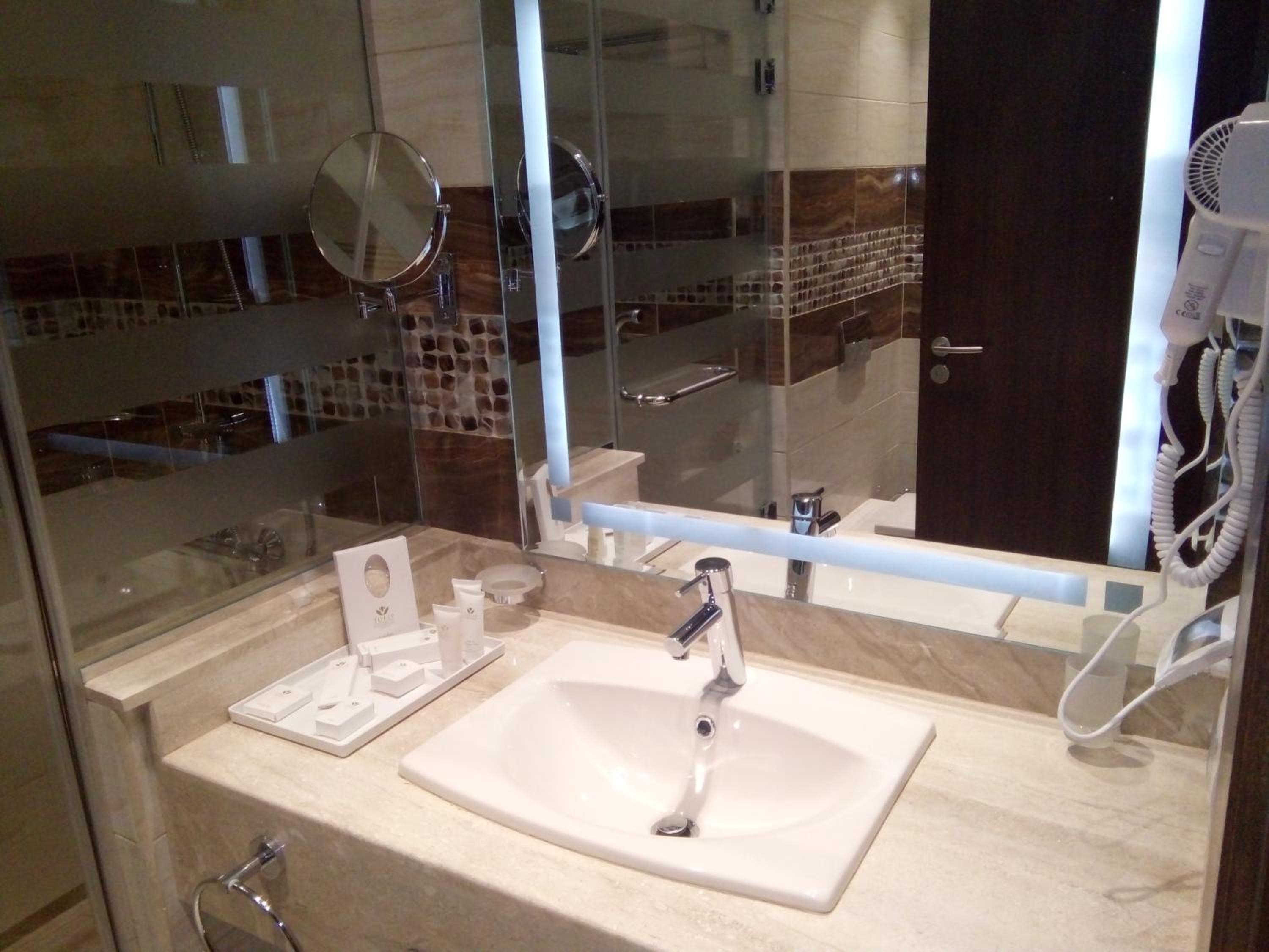 Standard Queen Room with City View thumbnail 5