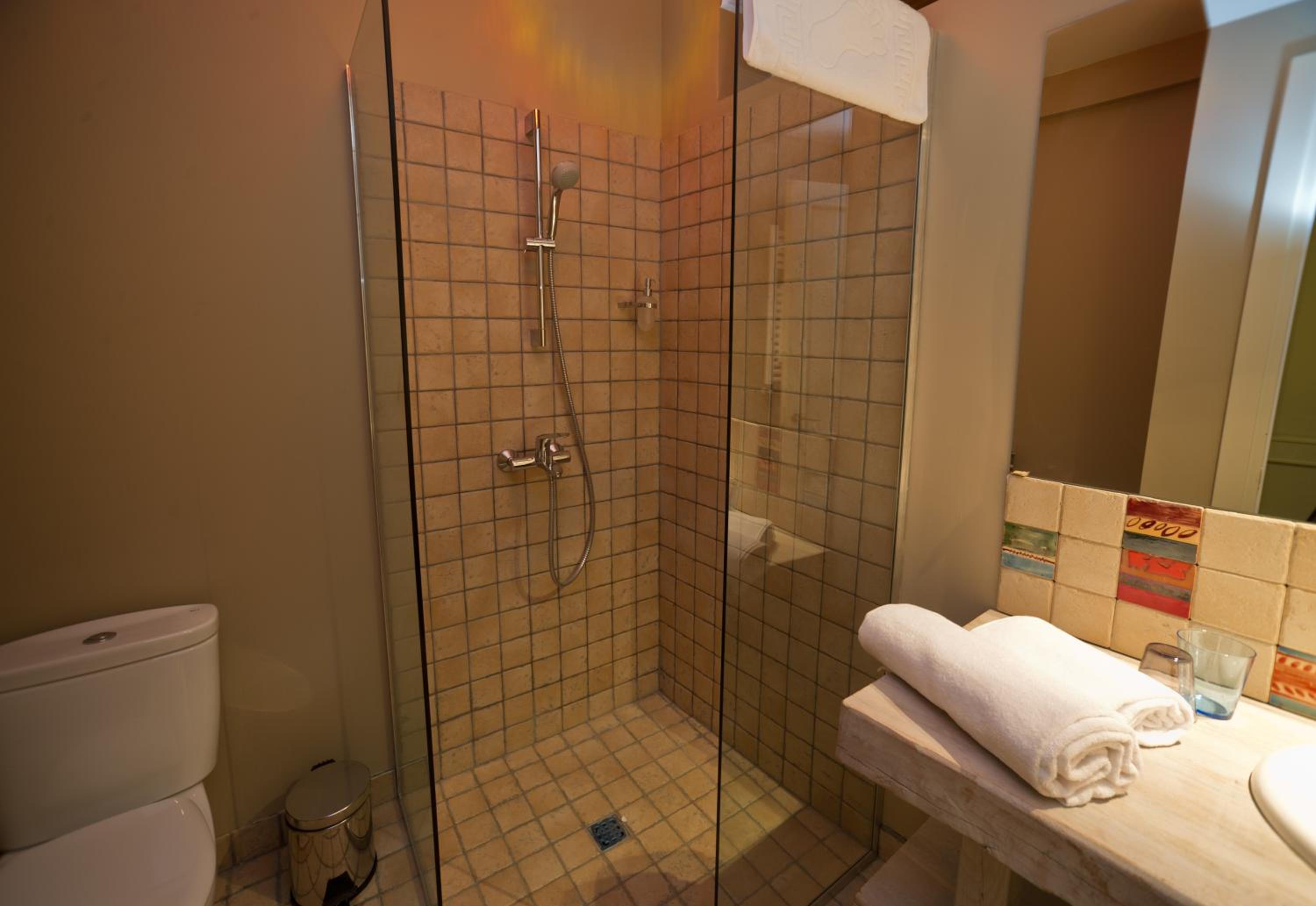 Standard Double Room - Photo 9