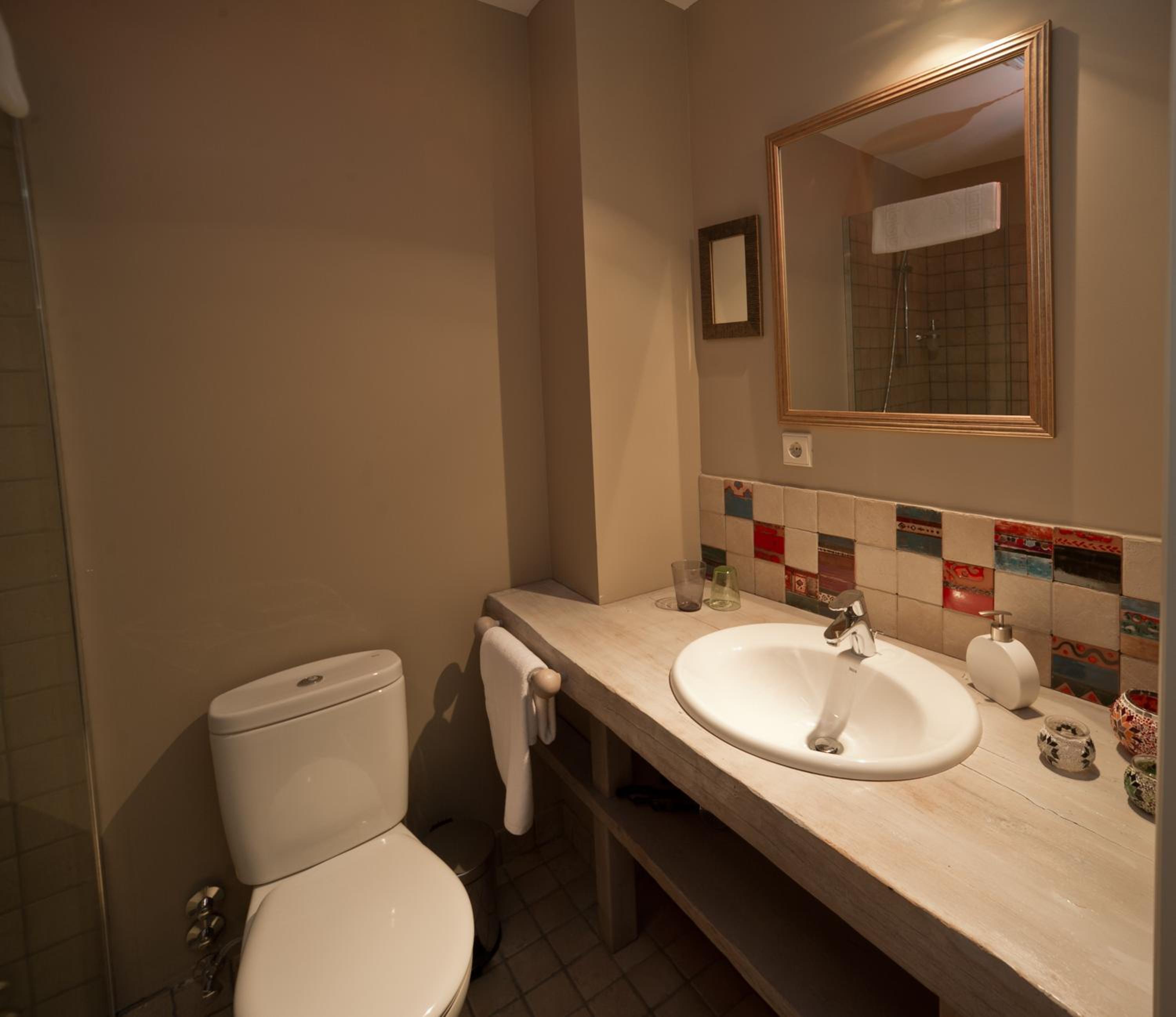 Standard Double Room - Photo 8