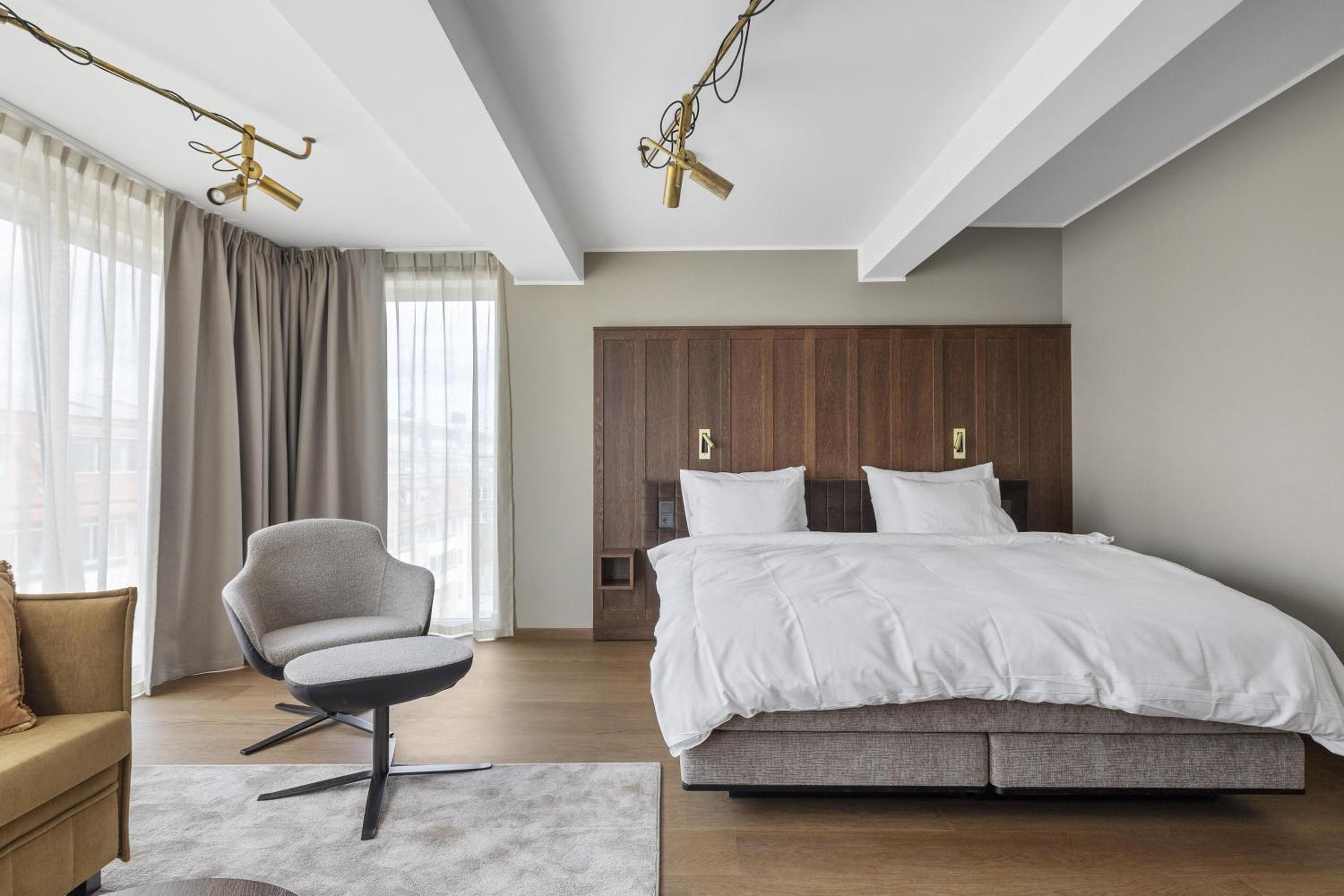 Junior King Suite with Sofa Bed - Non-Smoking photo 2