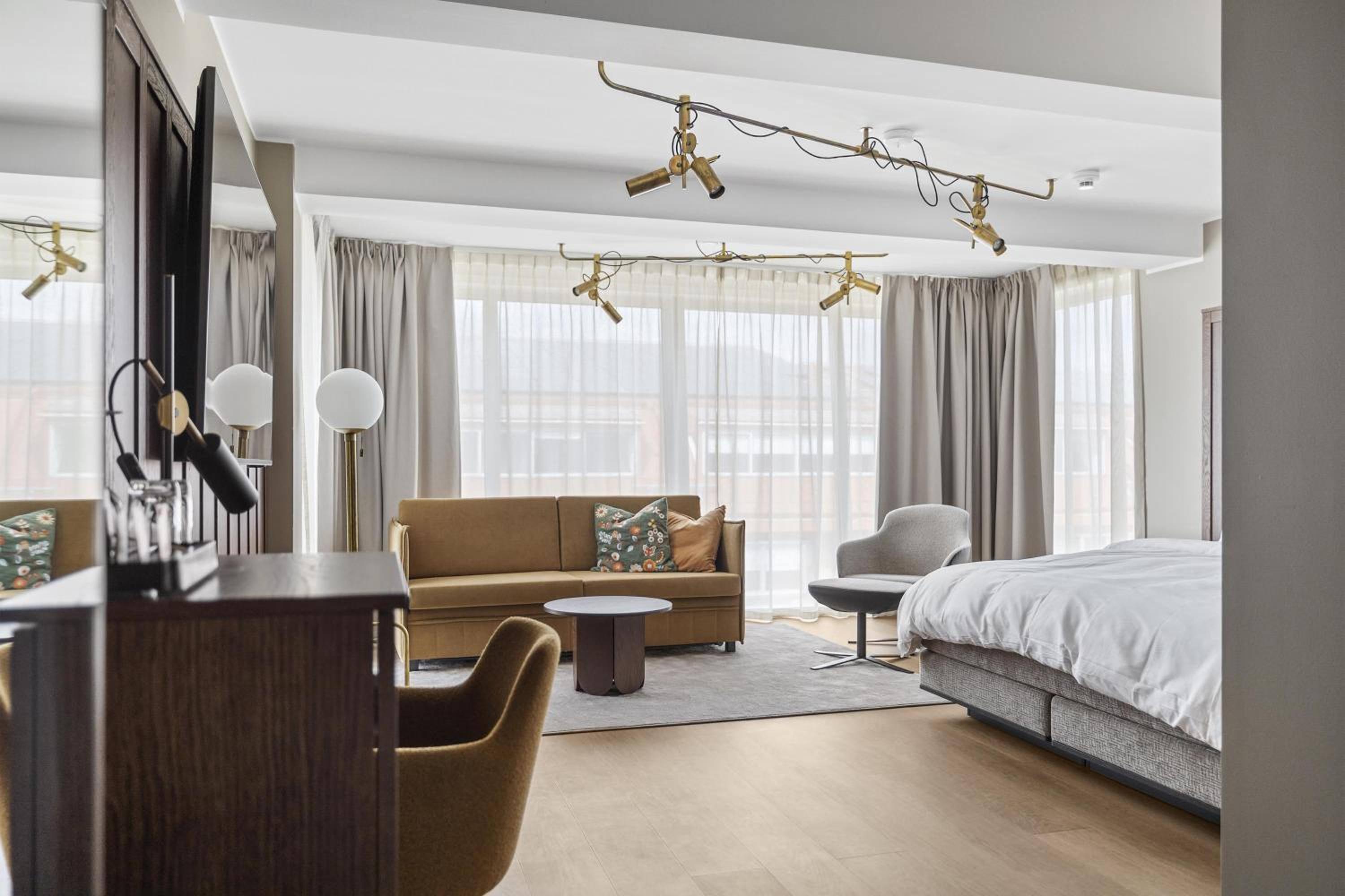 Junior King Suite with Sofa Bed - Non-Smoking photo 3