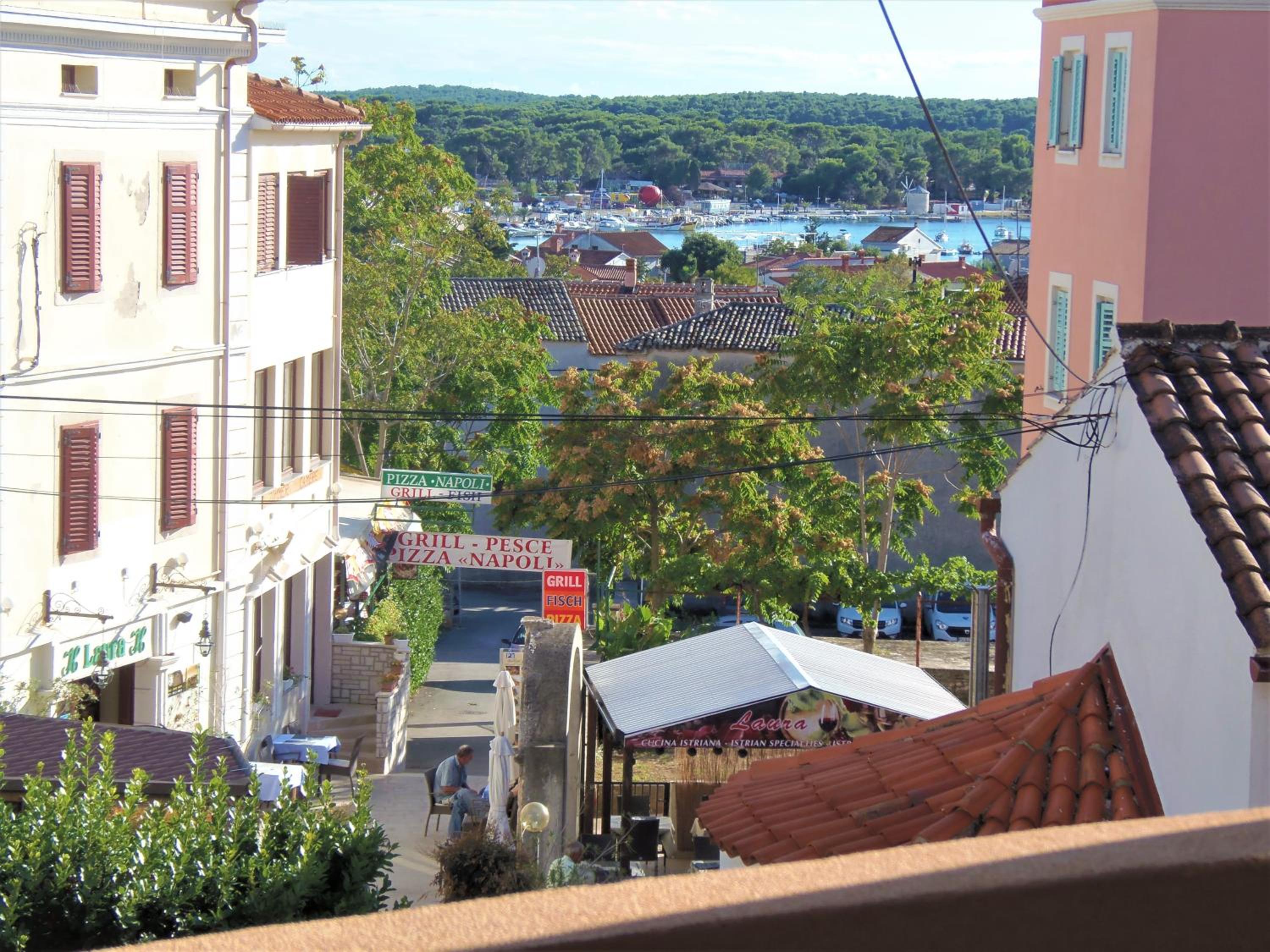 Apartment with Sea View - Photo 8