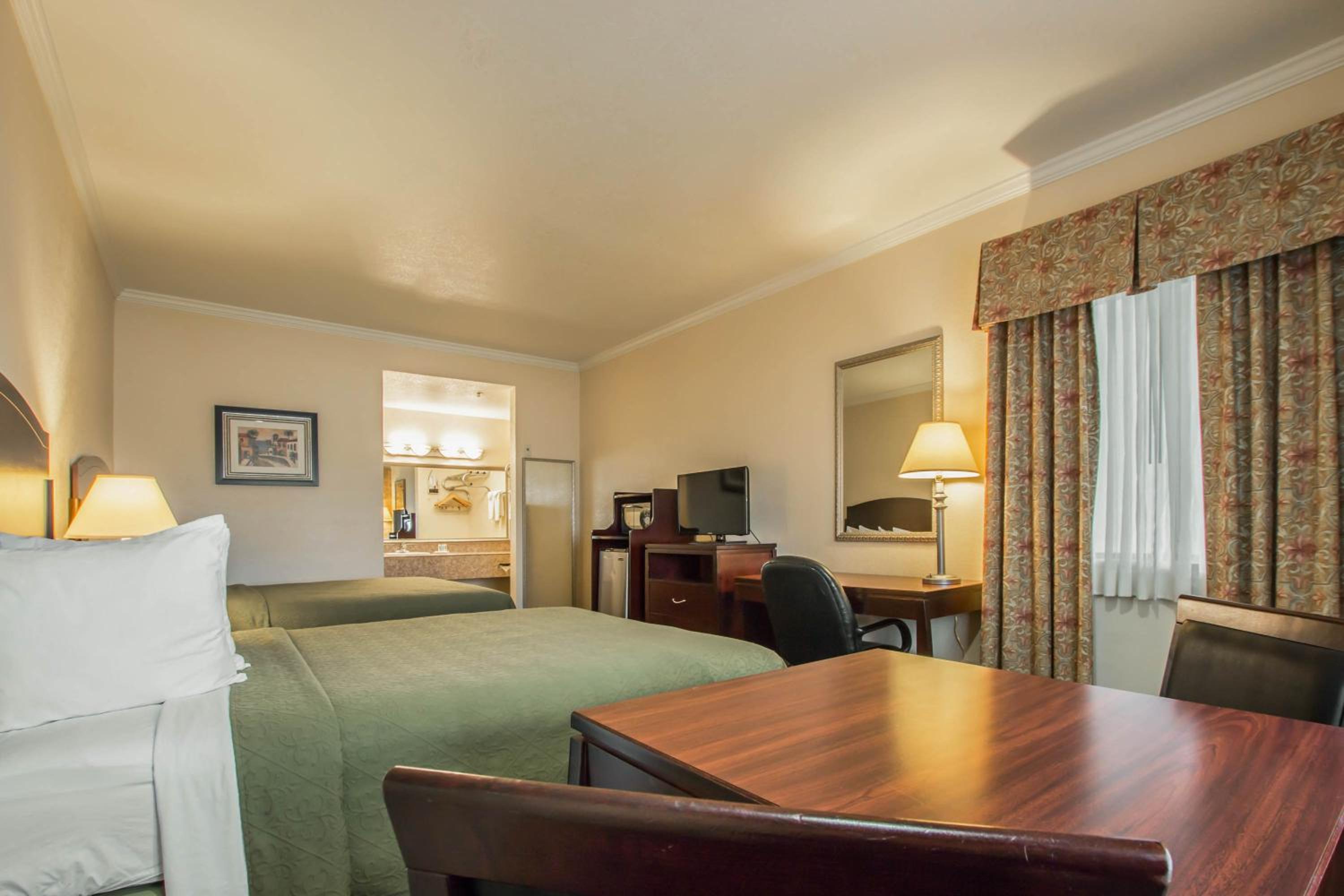 Standard Queen Room with Two Queen Beds - Non-Smoking - Photo 3