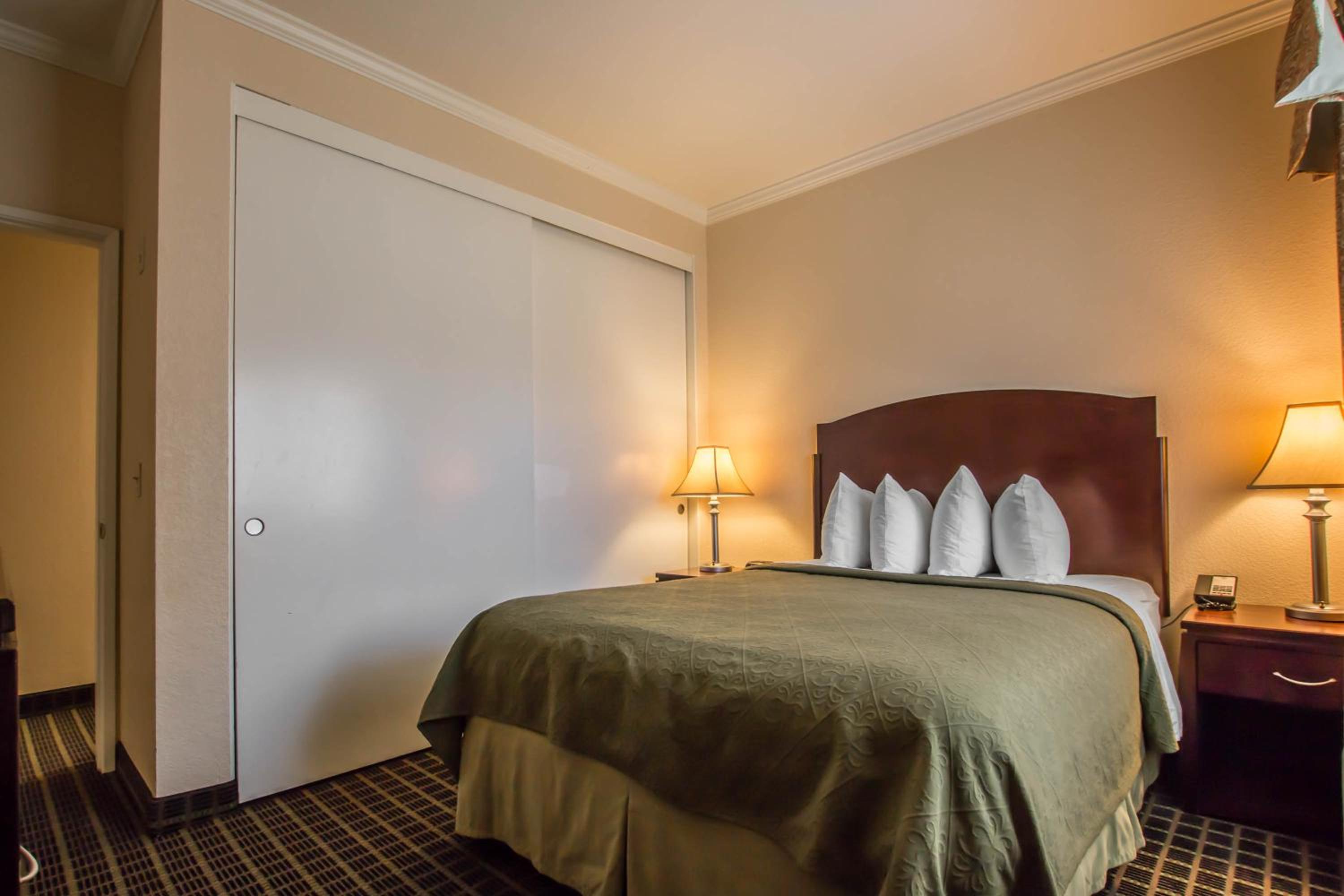 Standard Queen Room - Non-Smoking - Photo 9