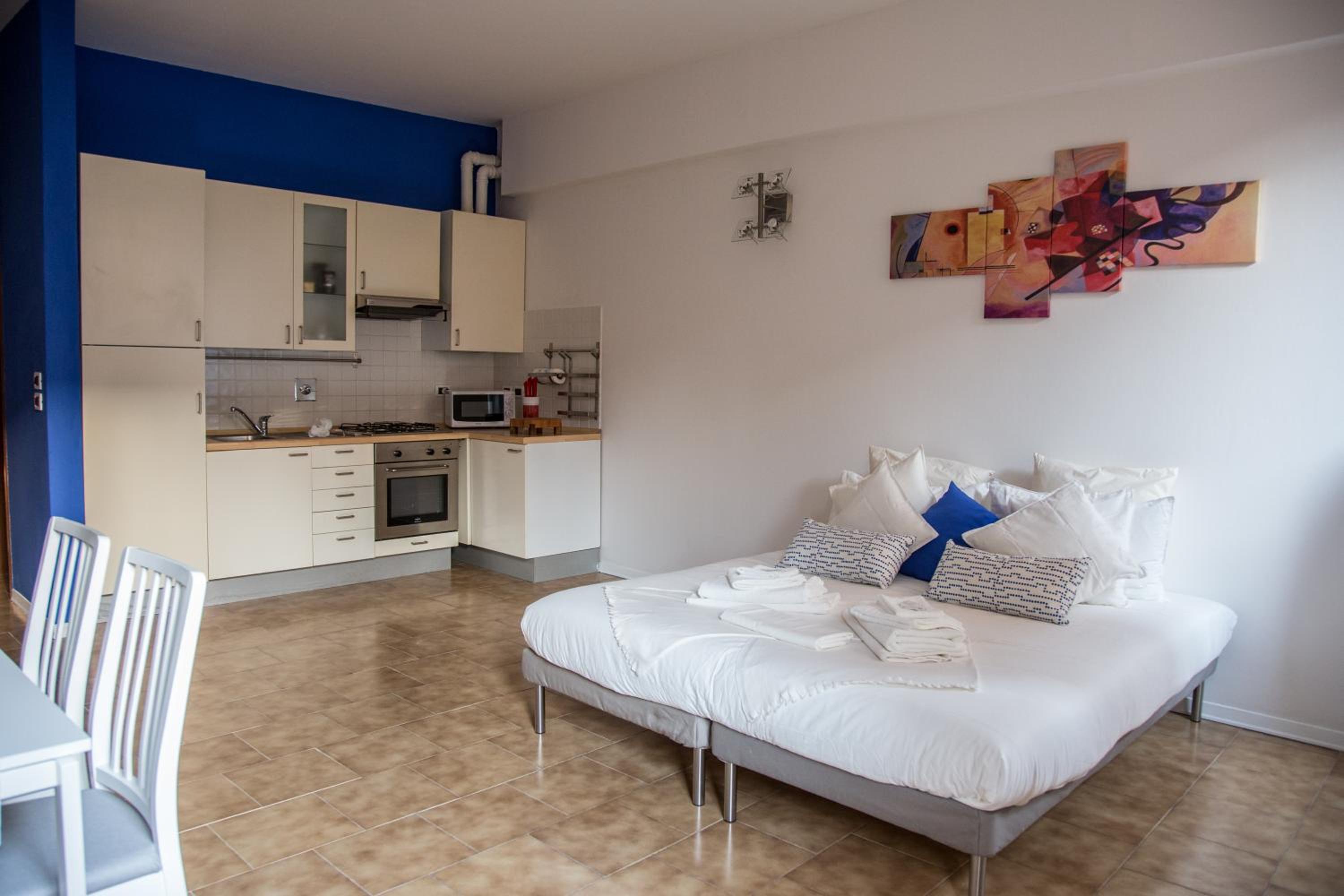 Studio Apartment - Photo 17