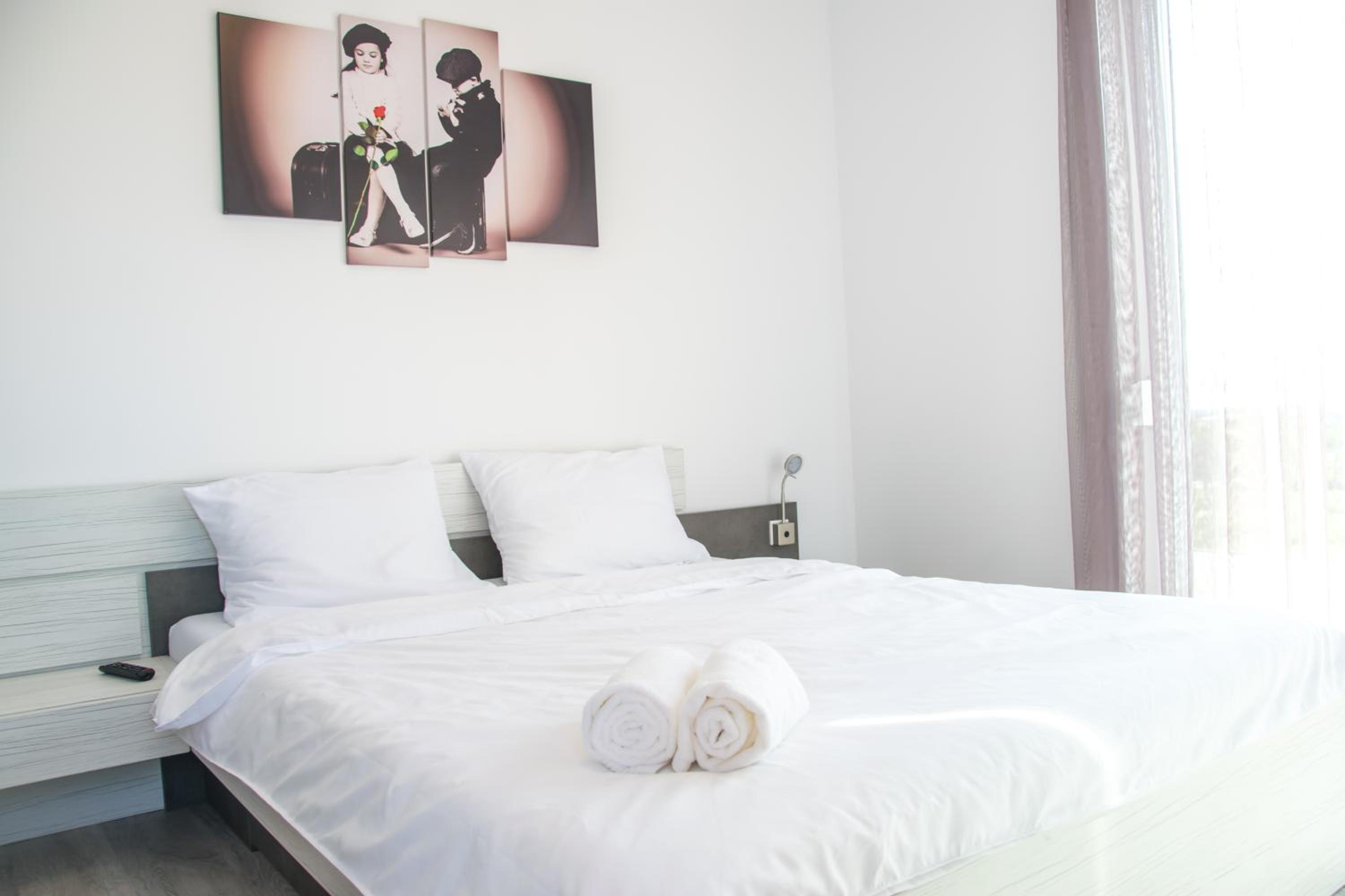 Apartment with Balcony - Photo 2