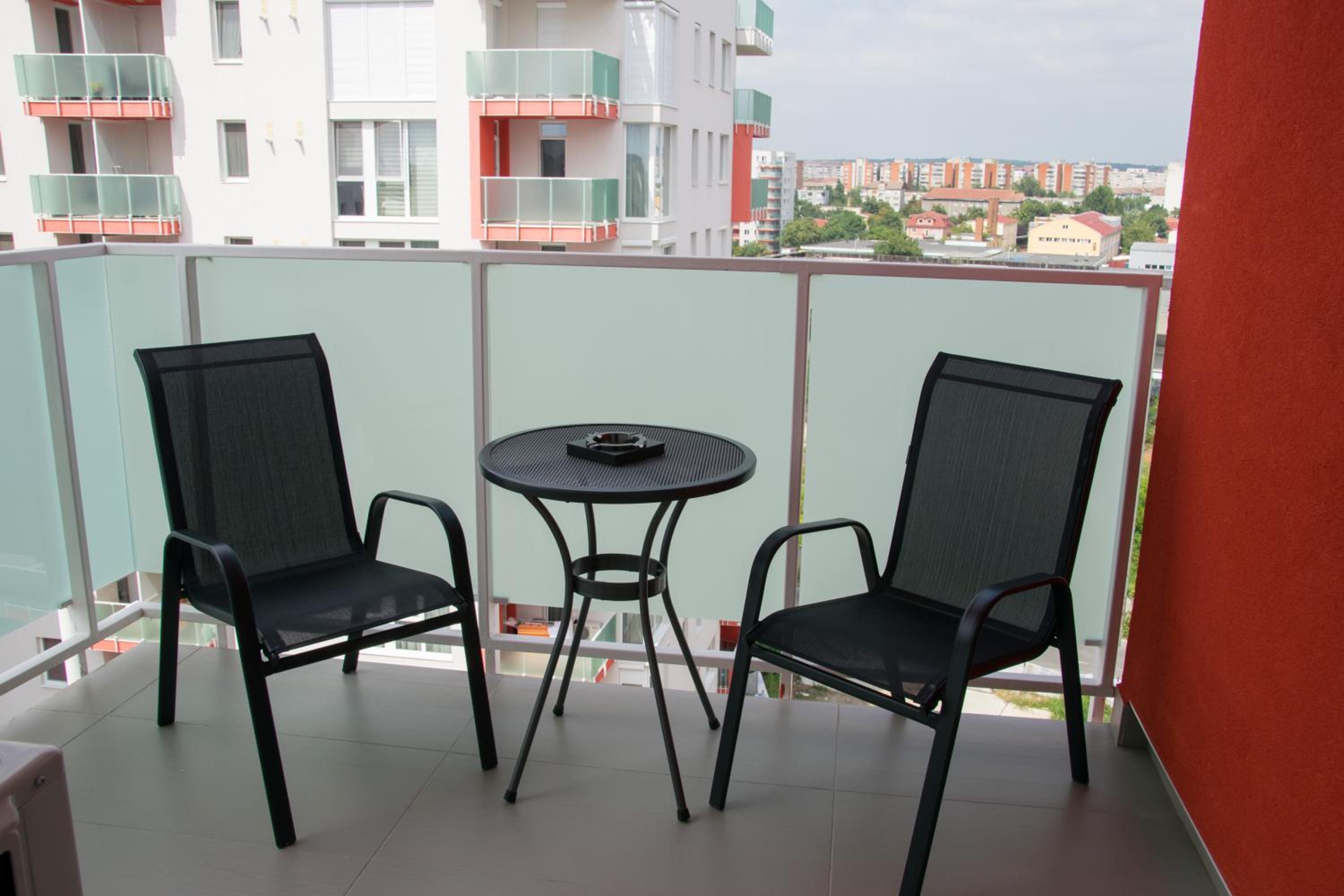 Apartment with Balcony - Photo 3