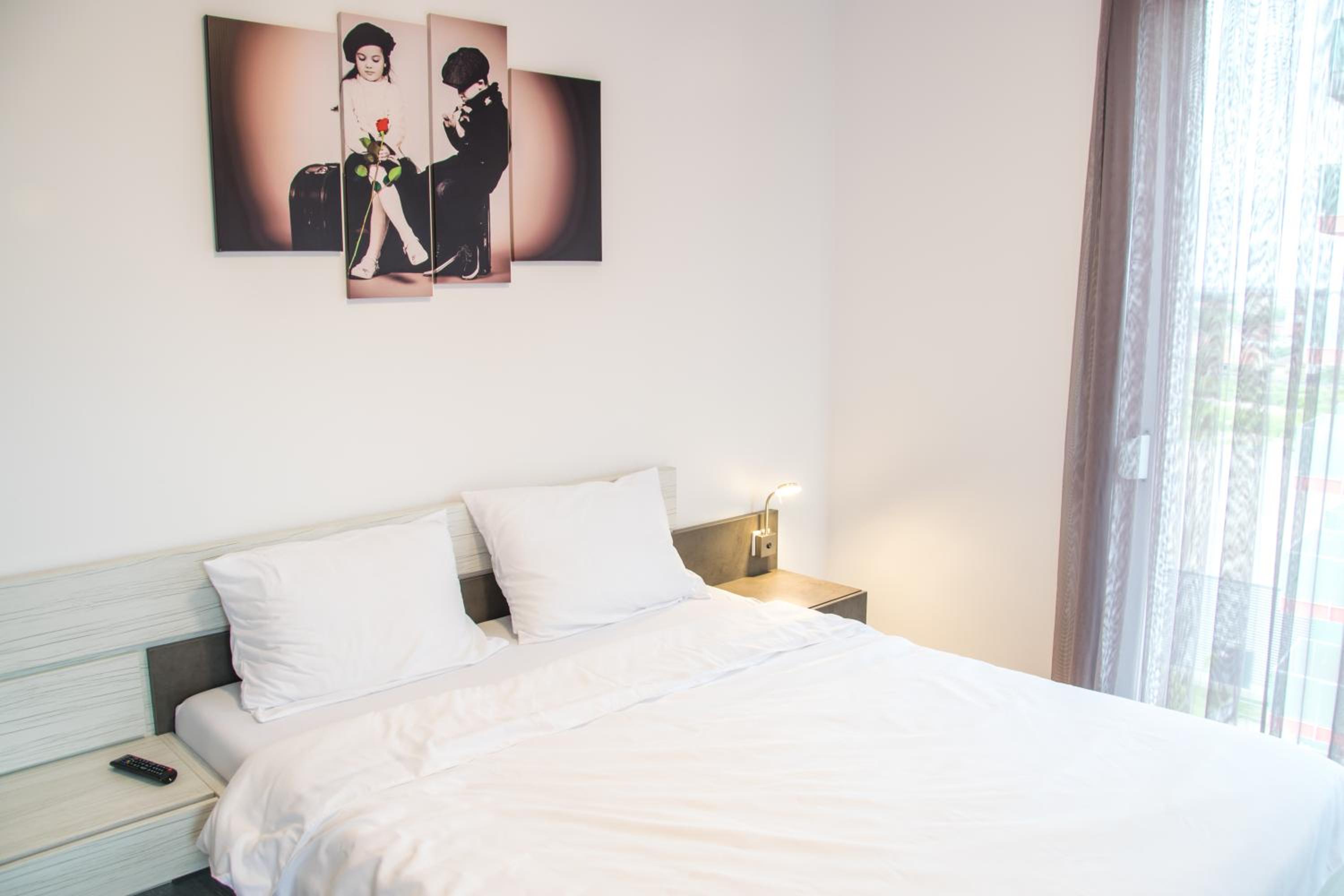 Apartment with Balcony - Photo 4